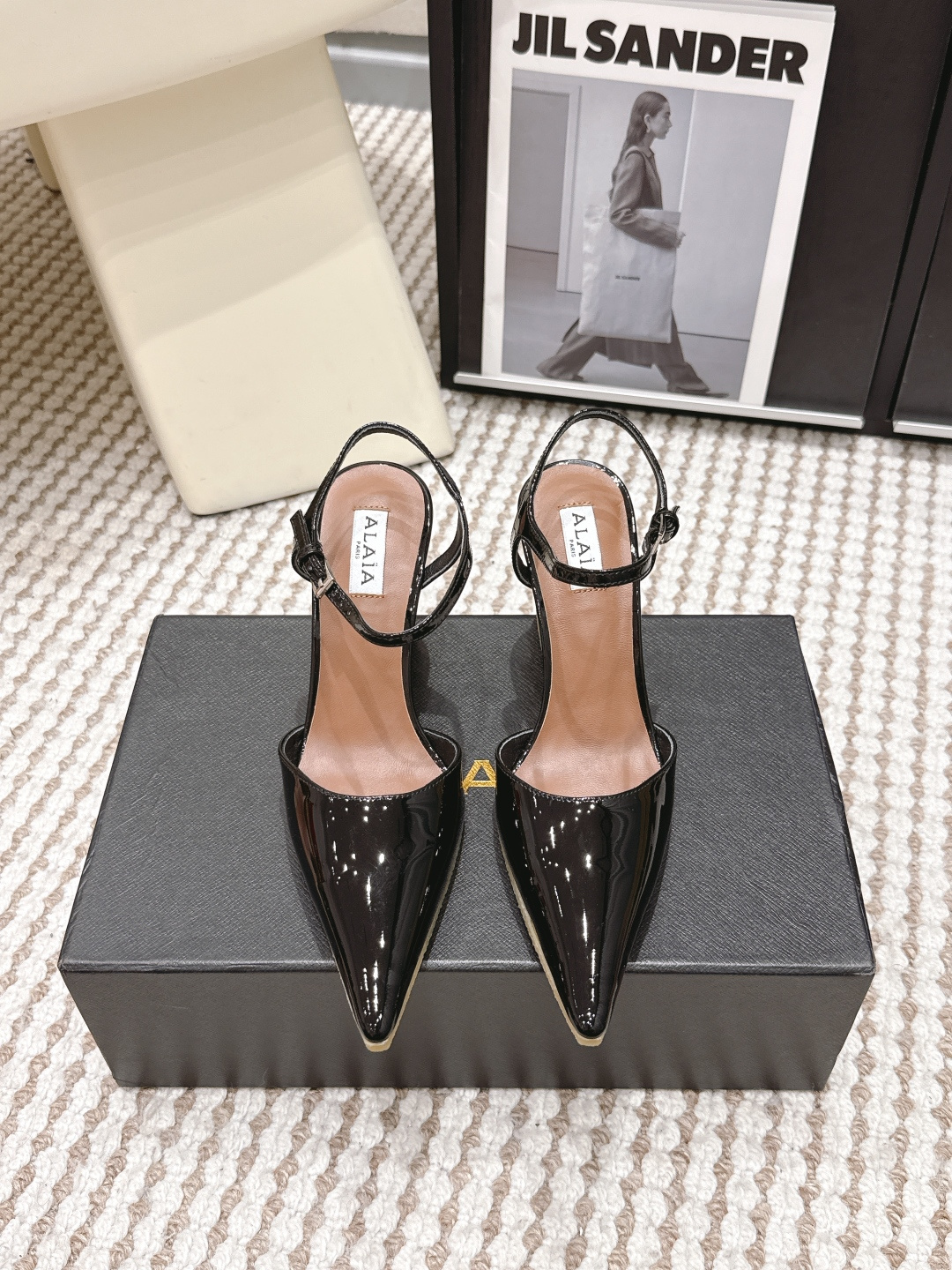 NO:787307,Purchasing level ALAIA 26/ Cubic wedge patent mules, pointed toe, high heel, buckle wrap, and empty back sandals. These wedge mules have a pointed toe design and a unique cube heel. They are made of cow patent leather. They are decorated with buckle heel straps. Easily create a fashionable and modern feel. Customized cow patent leather upper, sheepskin lining, original open-molded smoked rubber outsole, and 9cm heel height.  Size#35-42 (40.41.42 customized, non-returnable), high heels and sandals, alaia, sandals, high heels, sheepskin19860909代购级 ALAIA阿莱亚 26/ 立方体坡跟漆面穆勒鞋尖头高跟搭扣绕带后空凉鞋 这款坡跟穆勒鞋,尖头设计,搭配别具一格的立方体鞋跟,采用牛漆皮制成.饰以搭扣后跟饰带.轻松营造时尚摩登之感 鞋面定制牛漆皮 内里羊皮 鞋底原版开模烟胶大底 跟高9cm Size#35-42（40.41.42 定做不退换）,高跟鞋凉鞋,alaia,sandals,high heels,sheepskin,Women's Shoes