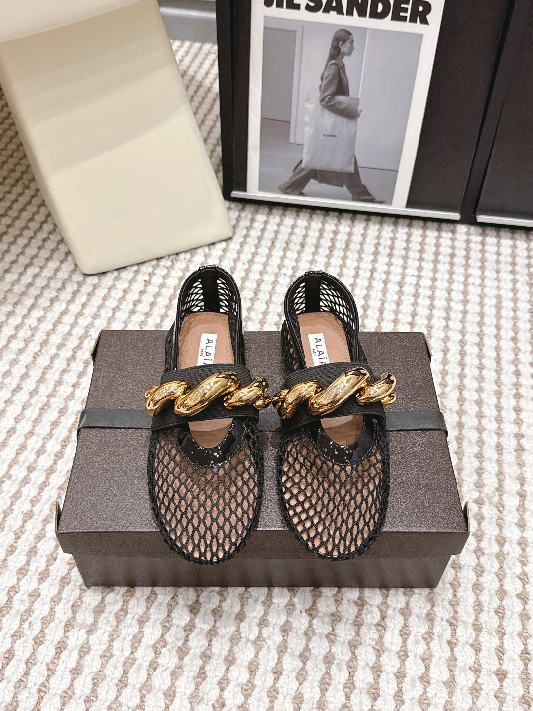Женские туфли Mary Jane с сетчатым верхом и золотой цепочкой Alaïa