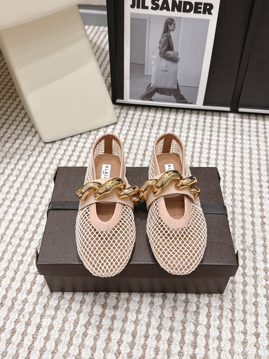 NO:788787,Purchasing-grade ALA* 26ss chain flat-soled mesh-woven hollow Mary Jane shoes. The upper adopts the brand's classic mesh-woven design, which is a highly recognizable visual core. The hollow texture has both transparency and texture, breaking the heavy feeling of traditional leather uppers. Continuing the Mary Jane style with a one-word buckle, the flat-soled design combines retro charm and comfort for daily wear.  The density of the woven pattern has been precisely designed, and the edges are delicately processed. The metal buckle of the buckle is small and exquisite, forming a material contrast with the woven upper, showing French elegance. The upper is mesh/sheep leather/cow leather, the lining is sheepskin, the outsole is original molded outsole, increased by 2cm, size 35-40 (customized size 40 is not returnable), ballet shoes, mary jane, cowhide, sheepskin, sheep19860909代购级 ALA* 26ss 链条平底网格编织镂空玛丽珍鞋单鞋 鞋面采用品牌经典的网格编织设计,是极具辨识度的视觉核心,镂空纹理兼具通透感与肌理感,打破了传统皮革鞋面的厚重感.延续一字扣带的玛丽珍款式,平底的设计兼顾复古韵味与日常穿着的舒适度. 编织纹路的疏密经过精准设计,边缘处理细腻,扣带的金属搭扣小巧精致,与编织鞋面形成材质对比,尽显法式优雅. 鞋面网钻/羊京/牛皮 内里羊皮 大底原版开模大底 增高2cm size35-40码（40码定制不退换）,芭蕾舞鞋,mary jane,cowhide,sheepskin,sheep,Women's Shoes