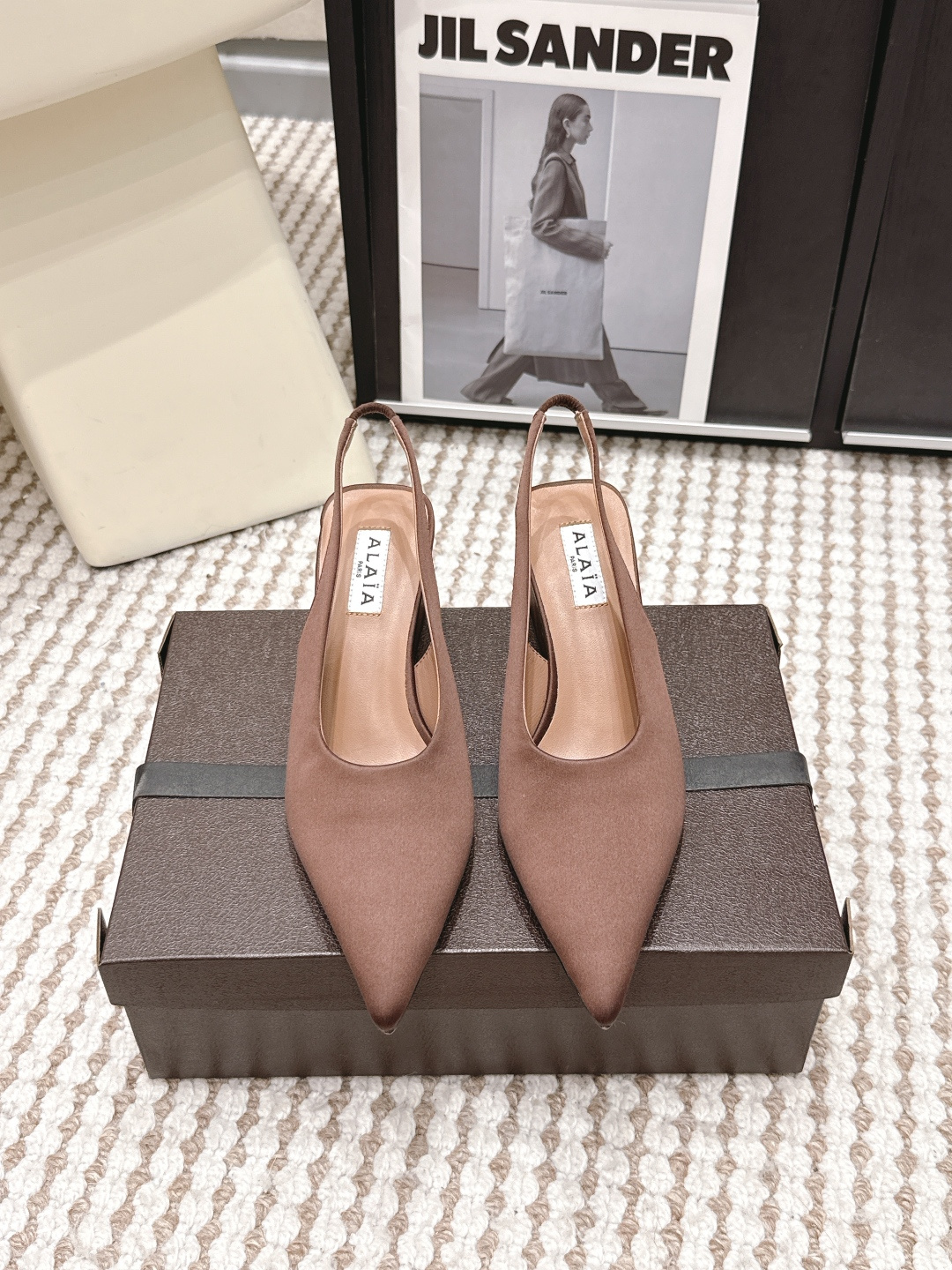 NO:787309,Purchasing agent ALAIA 26ss spring and summer new style pointed toe wedge high heel slippers sandals This wedge mules shoe has a pointed toe design and a unique cube heel. It is made of imported silk. Decorated with elastic heel straps, it easily creates a fashionable and modern feel. The upper is made of imported silk, the lining is sheepskin, and the original open-molded Italian leather outsole has a heel height of 6.5cm.  Size: 35-41 (40.41 customized, non-refundable), high heels and sandals, alaia, sandals, high heels, slippers, sheepskin, real silk, Leather soles19860909代购级 ALAIA阿莱亚 26ss 春夏新款 尖头 坡跟高跟 拖鞋 凉鞋 这款坡跟穆勒鞋,尖头设计,搭配别具一格的立方体鞋跟,采用进口真丝 制成.饰以弹性后跟饰带.轻松营造时尚摩登之感. 鞋面采用进口真丝 内里垫脚羊皮,原版开模意大利真皮大底 跟高6.5cm Size:35-41（40.41定做不退换）,高跟鞋凉鞋,alaia,sandals,high heels,slippers,sheepskin,real silk,Leather soles,Women's Shoes