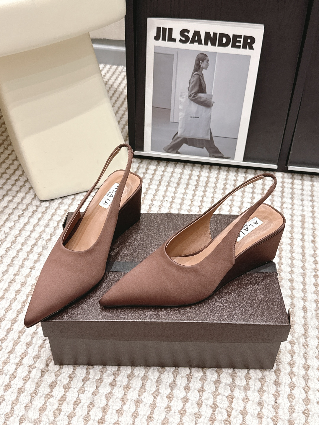 Женские мюли Alaia с заостренным носком и высоким каблуком, бежевого цвета Alaïa