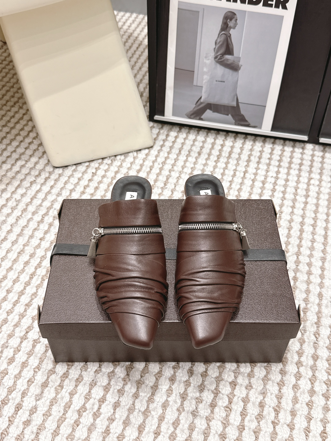 NO:787303,Purchasing agent level Alaia 26ss spring and summer flat Mule slippers half slippers Baotou slippers A very popular Baotou slipper popularized by Zhang Xiaohui, romantic and charming, comfortable and versatile Original customized imported cowhide Sheepskin lining, original molded Italian genuine leather Size35-41 (40 41 customized non-returnable), half drag, alaia, slippers, cowhide, sheepskin19860909代购级 Alaia 26ss 春夏 平底穆勒拖鞋 半拖 包头拖 被章小蕙带火的人气超高的一款包头拖鞋,浪漫又迷人 舒适百搭 原版定制进口牛皮 羊皮内里,原版开模意大利真皮 Size35-41（40 41订做不退换）,半拖,alaia,slippers,cowhide,sheepskin,Women's Shoes