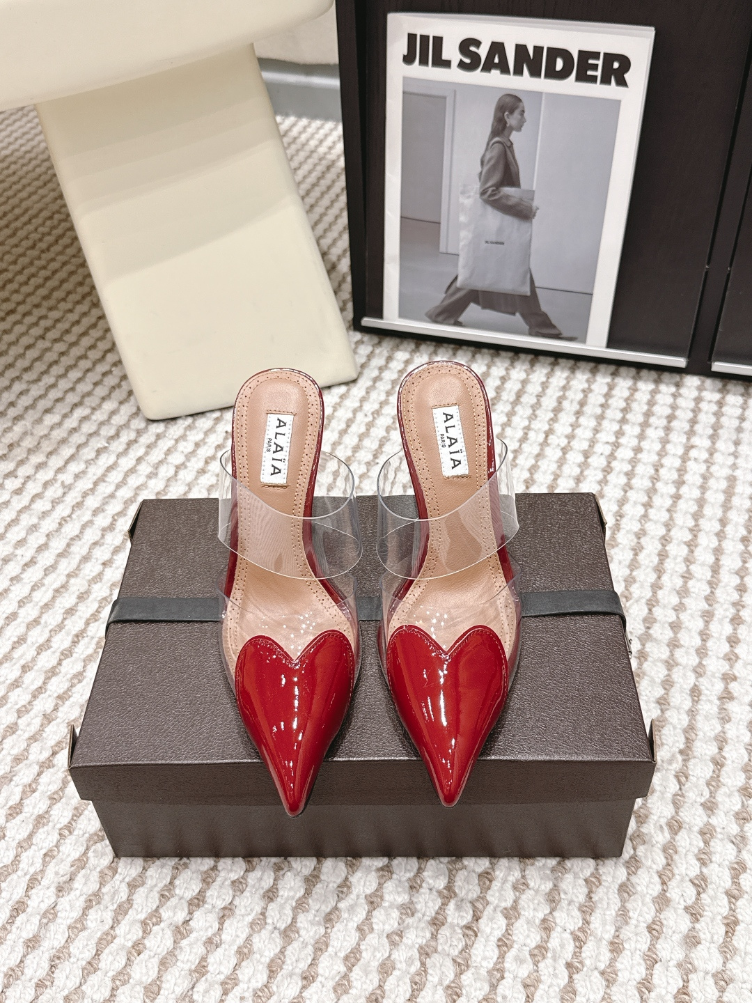 NO:787320,Purchasing agent ALAIA 26ss spring and summer new model pointed toe wedge high heel slippers sandals This wedge mules shoe has a pointed toe design and a unique cube heel. It is made of imported calf patent leather PVC. Decorated with elastic heel straps, it easily creates a fashionable and modern feel. The upper is made of imported custom PVC calf leather patent leather, the lining is sheepskin, and the original molded Italian leather outsole  Heel height 6.5cm 10cm Size: 35-41 (40.41 customized, non-refundable), high heels and slippers, alaia, sandals, high heels, slippers, cowhide, sheepskin, Leather soles19860909代购级 ALAIA阿莱亚 26ss 春夏新款 尖头 坡跟高跟 拖鞋 凉鞋 这款坡跟穆勒鞋,尖头设计,搭配别具一格的立方体鞋跟,采用胎牛漆皮进口Pvc制成.饰以弹性后跟饰带.轻松营造时尚摩登之感. 鞋面采用进口定制PVC进口胎牛皮 漆皮 内里垫脚羊皮,原版开模意大利真皮大底 跟高6.5cm 10cm Size:35-41（40.41定做不退换）,高跟鞋拖鞋,alaia,sandals,high heels,slippers,cowhide,sheepskin,Leather soles,Women's Shoes