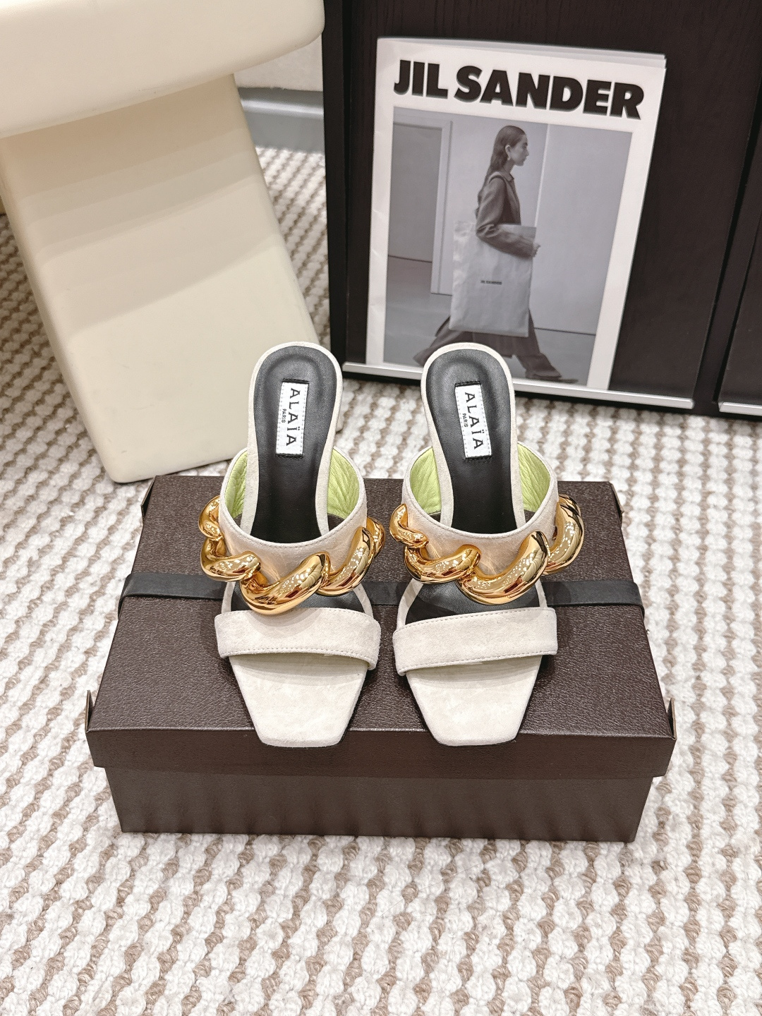 NO:787318,Purchasing agent ALAIA 26ss spring and summer new style square toe wedge high heel slippers sandals This wedge mules shoe has a square toe design and a unique cube heel. It is made of suede and patent leather. Decorated with an elastic heel strap. It easily creates a fashionable and modern feel. The upper is made of imported suede and patent leather, the inner padding sheepskin, and the original open-molded Italian leather outsole.  Heel height 6.5cm 10cm Size: 35-41 (40.41 customized, non-refundable), high heels and slippers, alaia, sandals, high heels, slippers, sheepskin, chamois leather, Leather soles19860909代购级 ALAIA阿莱亚 26ss 春夏新款 方头 坡跟高跟 拖鞋 凉鞋 这款坡跟穆勒鞋,方头设计,搭配别具一格的立方体鞋跟,采用麂皮 漆皮 制成.饰以弹性后跟饰带.轻松营造时尚摩登之感. 鞋面采用进口麂皮 漆皮 内里垫脚羊皮,原版开模意大利真皮大底 跟高6.5cm 10cm Size:35-41（40.41定做不退换）,高跟鞋拖鞋,alaia,sandals,high heels,slippers,sheepskin,chamois leather,Leather soles,Women's Shoes