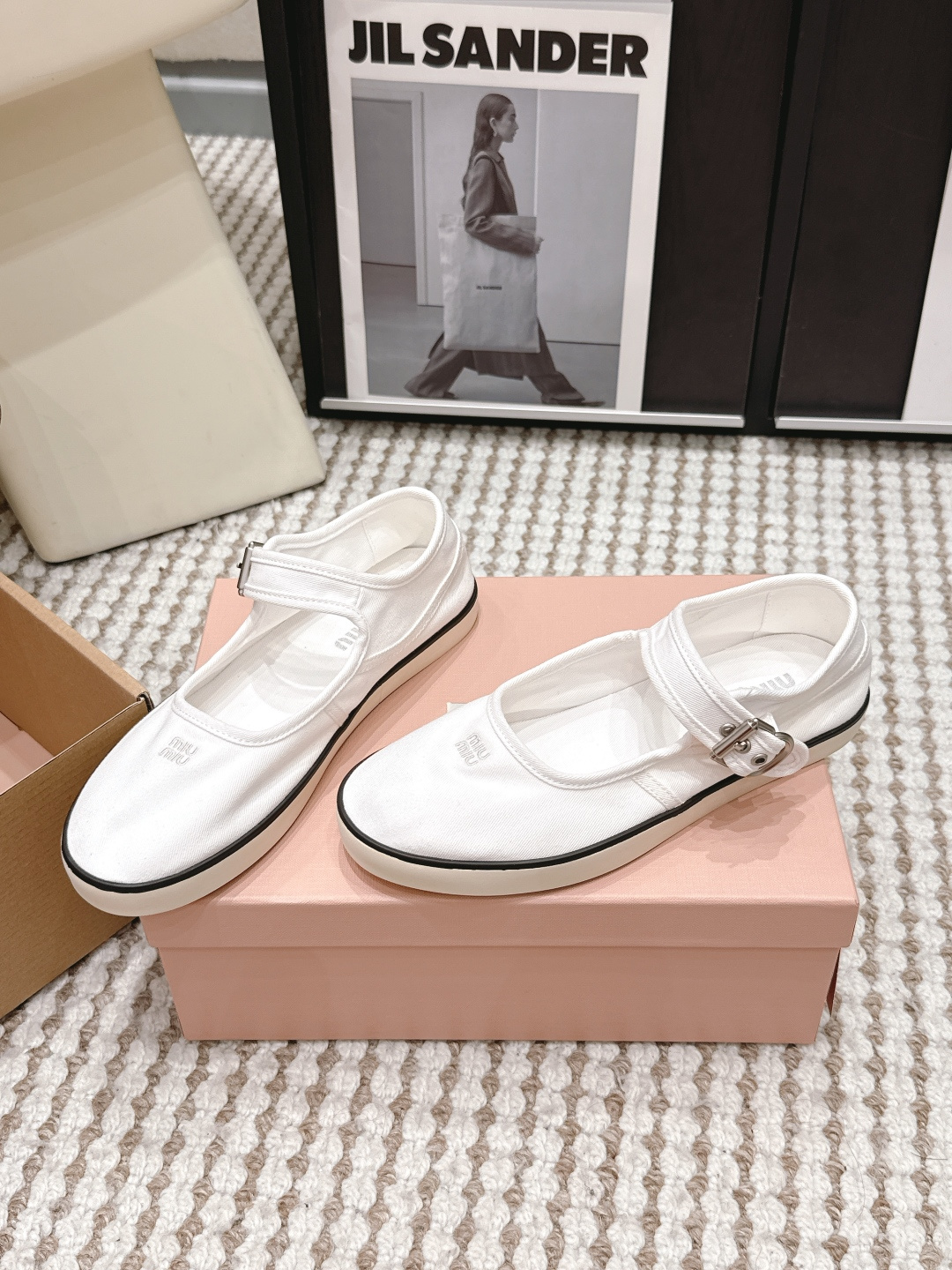 Белые женские туфли с ремешком Miu Miu
