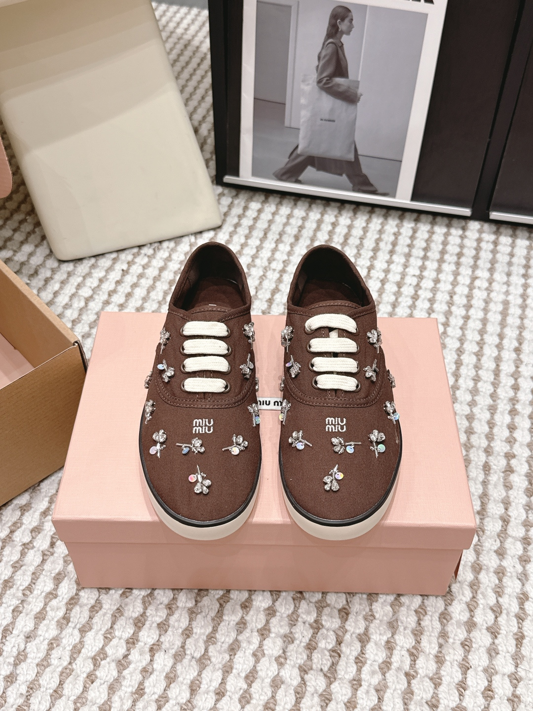 NO:787312,Purchasing agent level (official website sync box packaging) Miu Miu 26ss new embroidered canvas shoes for early spring. Stepping on the spring floral flowers under your feet, the embroidered canvas shoes are so girly!  The delicate canvas base is studded with small rhinestone flowers and embroidered branches and leaves. The blingbling comes with a soft light filter and a retro square toe to modify the foot shape. The white soft base and soft surface will not tire your feet after long-term wear. It is suitable for dresses, jeans, and pleated skirts. From a walk on campus to a date for afternoon tea, every step is smart and playful, and it is the ambience of a sweet and cool girl.  The soft bottom and soft surface are extremely comfortable. They will not tire your feet after long-term wear and will not wear your feet at all. All four colors are good-looking. You can choose between sweet girl or retro. Pair it with a pleated skirt to look like a fugitive princess, or pair with jeans to look like a casual hottie. The spring atmosphere is all supported by these shoes. Twill upper, lining and rubber outsole. Size 35-40 (40 size customization is non-returnable), casual shoes/sports shoes, miumiu, sneakers, skirts, jeans.19860909代购级（官网同步盒包装） Miu Miu 26ss 早春新款刺绣帆布鞋 把春日碎花踩在脚下,刺绣帆布鞋太懂少女心了！细腻帆布基底缀满水钻小花与刺绣枝叶,blingbling自带柔光滤镜,复古方头修饰脚型.白软底软面久穿不累脚,适配连衣裙、牛仔裤、百褶裙,从校园漫步到约会下午茶,每一步都灵动俏皮,是甜酷女孩的氛围感担当. 软底软面巨舒服,久穿不累脚,完全不磨脚,四个颜色都好好看,甜妹挂、复古挂随便挑.配百褶裙是在逃公主,配牛仔裤是随性辣妹,春天的氛围感,全靠这双鞋撑起来. 鞋面斜纹布 内里布里 大底橡胶大底 Size35-40（40码定制不退换）,休闲鞋/运动鞋,miumiu,sneakers,skirts,jeans,Women's Shoes