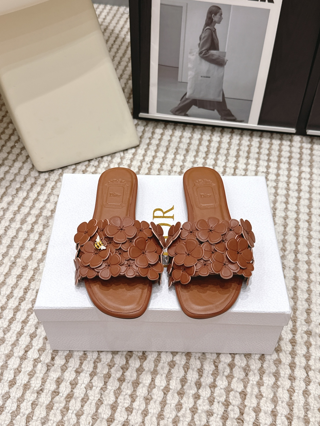 NO:787316,Purchasing-grade flat soles, thick heels, 2026 spring and summer new Dior Dior D-Club four-leaf clover, thick-heeled sandals, flat slippers, reinterpret the classic style with a simple and elegant design. The upper is embellished with exquisite cow leather straps. The padded insole is comfortable to wear, and the simple design is easy to put on and take off, making it easy to create a casual look. A pair of versatile items that can enhance the overall texture, suitable for investment in a long-term wardrobe. Custom-made cow leather for the upper  Original open molded Italian thick leather outsole, high flat sole, 4.5cm, Size35-39 (40, 41, 42, custom-made, non-refundable), high heels and slippers, dior, dior, high heels, slippers, cowhide, Leather soles19860909代购级平底 粗跟 2026春夏新款Dior 迪奥D-Club 四叶草 粗跟凉拖鞋 平底拖鞋 以简约优雅的设计重新诠释经典款式.鞋面精致的牛皮革饰带点缀 加垫内底穿着舒适,简约的设计便于穿脱,轻松打造休闲造型.一双能提升整体质感的百搭单品,适合投资于长期衣橱 鞋面定制牛皮 鞋底原版开模意大利加厚真皮大底 跟高平底 4.5cm Size35-39（40 41 42定做不退换）,高跟鞋拖鞋,dior,dior,high heels,slippers,cowhide,Leather soles,Women's Shoes