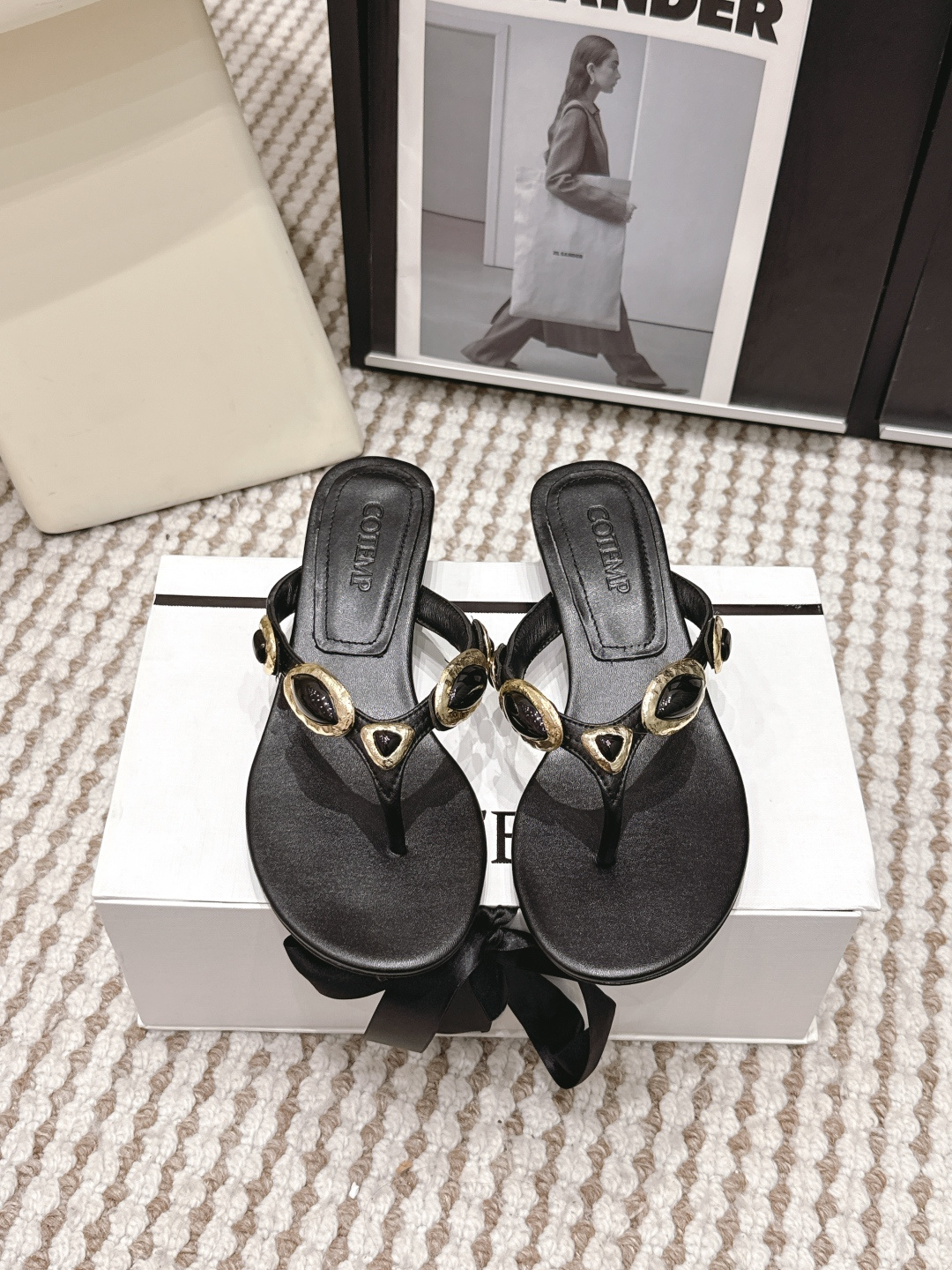 NO:787310,Purchasing-grade Cotemp 56 Kamaro flip-flops series slippers. Flip-flops that are instantly planted. Perfect for holiday colors. Retains the authentic natural texture and traces of handicrafts. The integration of multiple special-shaped gemstones and natural stones creates a harmonious texture that is integrated with nature. The texture carries the self-evident flavor of relaxation and vacation, which is closely related to summer travel. Sheepskin upper, sheepskin foot pads, Italian genuine leather outsole, heel height 1.5cm  4cm Size 35-40 (40 made to order, non-refundable), split-toe shoes, slippers, sheepskin, Leather soles19860909代购级 Cotemp 56 Kamaro 人字拖夹脚系列 拖鞋 一眼就被种草的人字拖 太适合假日度假啦色 保留本真的天然质感与手工痕迹,多颗异型宝石和天然石的融入,营造出与大自然浑成一体的和谐质感 肌理承载不言而喻的松弛和度假气息,与夏日旅途息息相关 鞋面羊皮 垫脚羊皮 意大利真皮大底 跟高1.5cm 4cm Size35-40（40订做不退换）,分趾鞋,slippers,sheepskin,Leather soles,Women's Shoes
