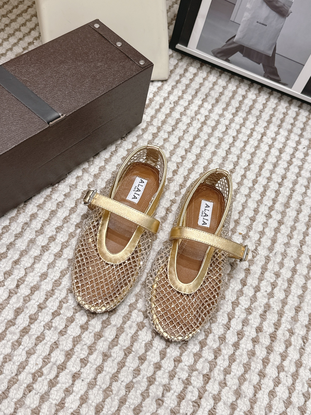 NO:788779,Purchasing-grade ALA* 26ss flat-soled mesh woven hollow Mary Jane shoes. The upper adopts the brand's classic mesh woven design, which is a highly recognizable visual core. The hollow texture has both transparency and texture, breaking the heavy feeling of traditional leather uppers. Continuing the Mary Jane style with one-line buckle, the flat-soled design combines retro charm and comfort for daily wear.  The density of the woven pattern has been precisely designed, and the edges are delicately processed. The metal buckle of the buckle is small and exquisite, forming a material contrast with the woven upper, showing French elegance. The upper is mesh/sheep leather/cow leather, the lining is sheepskin, the outsole is original molded outsole, increased by 2cm, size 35-40 (customized size 40 is not returnable), ballet shoes, mary jane, cowhide, sheepskin, sheep19860909代购级 ALA* 26ss 平底网格编织镂空玛丽珍鞋单鞋 鞋面采用品牌经典的网格编织设计,是极具辨识度的视觉核心,镂空纹理兼具通透感与肌理感,打破了传统皮革鞋面的厚重感.延续一字扣带的玛丽珍款式,平底的设计兼顾复古韵味与日常穿着的舒适度. 编织纹路的疏密经过精准设计,边缘处理细腻,扣带的金属搭扣小巧精致,与编织鞋面形成材质对比,尽显法式优雅. 鞋面网钻/羊京/牛皮 内里羊皮 大底原版开模大底 增高2cm size35-40码（40码定制不退换）,芭蕾舞鞋,mary jane,cowhide,sheepskin,sheep,Women's Shoes