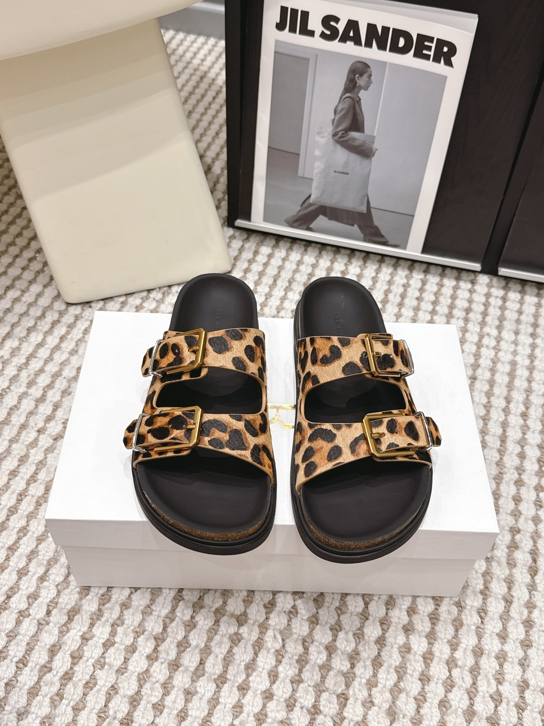 NO:788790,Purchasing-grade, Dongguan-made high-quality The Ro*26ss early spring new double-buckle Birkenstock sandals. Really good shoes, never need extra decoration. This pair of double-buckle sandals takes minimalism as the design core, using high-quality suede cowhide and craftsmanship to create a timeless and versatile style. Whether commuting out, vacationing, or daily home, it can be easily adapted and becomes an 'evergreen style' in your shoe cabinet.  The shoe design is a classic double-buckle Birkenstock version, which is not picky about foot shape. It is very friendly to wide feet, fleshy feet, and high insteps. The upper foot is modified to make the foot slimmer and more refined. The upper is made of fetal cow velvet, the lining is mixed sheepskin, and the outsole is rubber. Sizes 35-40 (customized sizes 40 are non-refundable). Slippers, slippers, cowhide, sheepskin19860909代购级 莞产高品质 The Ro*26ss早春新款双带扣勃肯凉拖 真正的好鞋,从不需要多余装饰.这双双带扣凉拖以极简主义为设计内核,用高质感反绒牛皮与匠心工艺,打造出永不过时的百搭款,不管是通勤出街、度假出行还是日常居家,都能轻松适配,成为你鞋柜里的「常青款」. 鞋型设计经典双带扣勃肯版型,不挑脚型,对宽脚、肉脚、高脚背都超友好,上脚修饰脚型,显脚瘦显精致. 鞋面胎牛绒 内里混种羊皮 大底橡胶大底 size35-40码（40码定制不退换）,拖鞋,slippers,cowhide,sheepskin,Women's Shoes