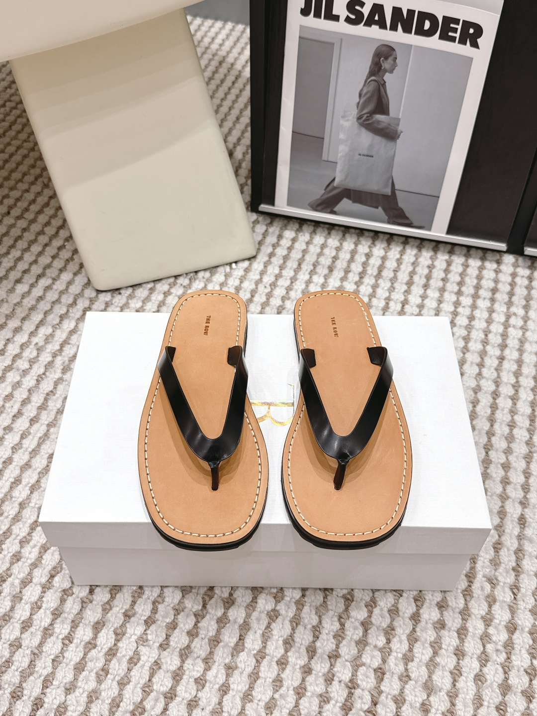 NO:788793,Purchasing-grade, high-quality Dongguan-made high-quality The Ro*26ss early spring new relaxed flip-flops. The high-end feeling can be captured at a glance, and it can be fashionable throughout spring and summer. Real good shoes never need unnecessary decoration. This pair of flip-flops takes minimalism as the design core and uses the purest lines to outline a sense of high-end. It can be easily adapted to whether you are commuting, going on holiday or at home, becoming a 'versatile and evergreen style' in your shoe cabinet.  The timeless and versatile king, neat and capable, can easily control various dressing styles, whether it is casual style or light and sophisticated style, it can be perfectly integrated, and you can't go wrong with your eyes closed. The upper is made of beaded cowhide, the lining is cowhide, the outsole is rubber, size 35-40 (customized size 40 is non-refundable), split-toe shoes, cowhide19860909代购级 莞产高品质 The Ro*26ss早春新款松弛感人字拖 一眼沦陷的高级感,承包整个春夏的时髦,真正的好鞋,从不需要多余装饰.这双人字拖以极简主义为设计内核,用最纯粹的线条勾勒出高级感,不管是通勤出街、度假出行还是日常居家,都能轻松适配,成为你鞋柜里的「百搭常青款」. 永不过时的百搭王者,利落干练,轻松驾驭各种穿搭风格,不管是休闲风还是轻熟风,都能完美融合,闭眼入不出错. 鞋面开标珠牛皮 内里牛皮 大底橡胶大底 size35-40码（40码定制不退换）,分趾鞋,cowhide,Women's Shoes