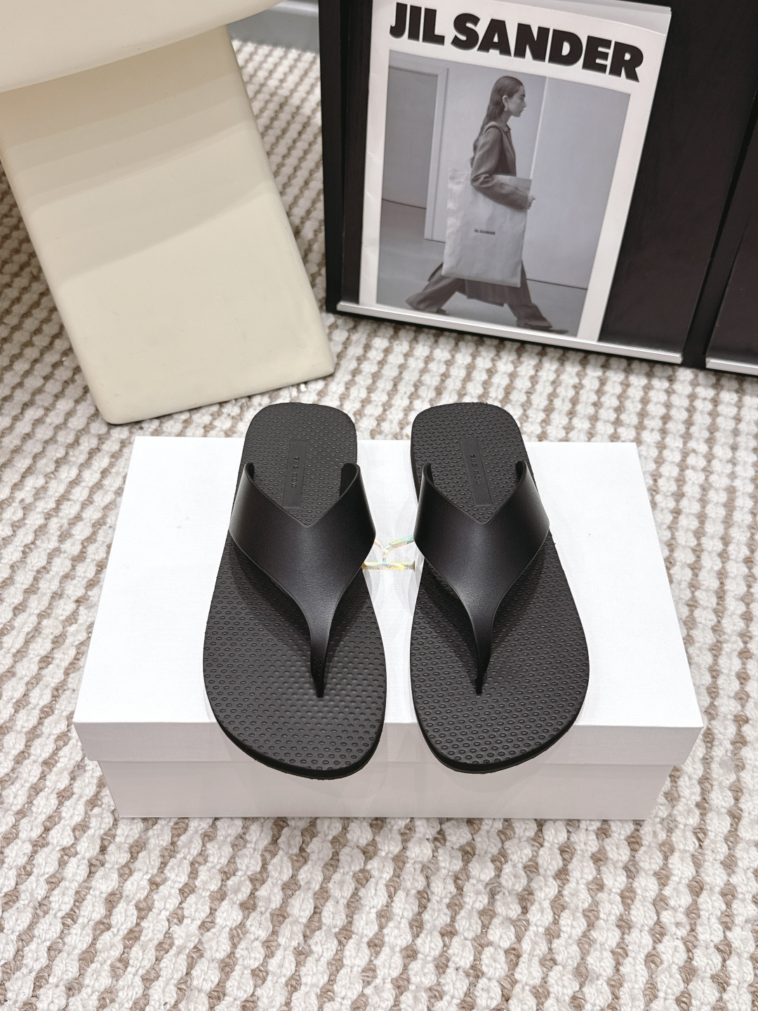 NO:788781,Purchasing agent, high-quality Dongguan-made The Ro*26ss early spring new minimalist flip-flops  The eye-catching contrasting color aesthetics will turn heads in summer and break the monotony of solid colors. This pair of flip-flops uses high-contrast contrasting colors as the design highlight, combining classic black and pure white to create fashionable tension. The minimalist clip-on style with contrasting color strips does not add unnecessary layers, but it has its own eye-catching aura. Whether it is for daily outings or vacation check-ins, it can easily become the finishing touch of the style, making every step at the forefront of the trend.  An eye-catching style with a sense of fashion that breaks the dullness. Paired with solid-color T-shirts, denim items, and holiday skirts, it instantly enhances the layering of the look and has a super high production rate. Cowhide upper, leather lining, original molded outsole, size 35-40 (customized size 40 is non-refundable), split-toe shoes, skirts, tees, t-shirt, cowhide19860909代购级 莞产高品质 The Ro*26ss早春新款极简人字拖 一眼心动的撞色美学,承包夏日所有回头率,打破纯色的单调,这双人字拖以高对比撞色为设计亮点,将经典黑与纯净白碰撞出时髦张力.极简夹脚版型搭配撞色带面,不做多余堆砌,却自带吸睛气场,无论是日常出街还是度假打卡,都能轻松成为造型的点睛之笔,让每一步都走在潮流前沿. 时髦感拉满的吸睛款,打破沉闷感,搭配纯色T恤、牛仔单品、度假裙装,瞬间提升造型层次感,出片率超高. 鞋面牛皮 内里牛皮 大底原版开模大底 size35-40码（40码定制不退换）,分趾鞋,skirts,tees，t-shirt,cowhide,Women's Shoes
