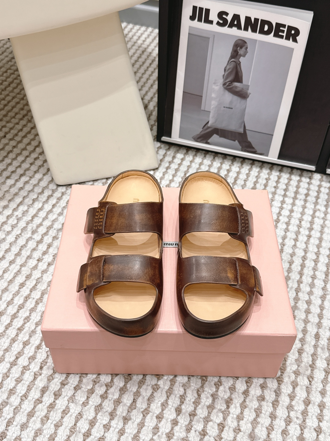 NO:788783,Purchasing agent MiuMiu 26ss new spring and summer double-strap thick-soled Birkenstock slippers. MiuMiu's double-strap thick-soled slippers are made of metallic luster PU material, simple retro style, double Velcro design is easy to put on and take off, suitable for a variety of foot types. It is taller and more comfortable, and you will not feel tired after walking for a long time. The soles are soft and fit, and they are versatile for summer wear or leisure. They are OK with skirts, shorts, and casual pants!  Super futuristic, easy to use for daily outings and vacations, fashionable and practical ~ Size 35-39 (custom-made for 40, non-refundable), slippers, miumiu, slippers, skirts, shorts19860909代购级 MiuMiu谬谬 26ss春夏新款 双带 厚底 勃肯凉拖鞋 MiuMiu谬谬这款双带厚底凉拖鞋,采用金属光泽PU材质,简约复古风,双魔术贴设计方便穿脱,适合多种脚型. 增高又舒适,长时间走路也不累.鞋底柔软贴合,夏天外穿或休闲都很百搭,搭裙装、短裤、休闲裤都OK！ 超有未来感,日常出街、度假都能轻松驾驭,时髦又实用～ Size 35-39（40定做不退换）,拖鞋,miumiu,slippers,skirts,shorts,Women's Shoes