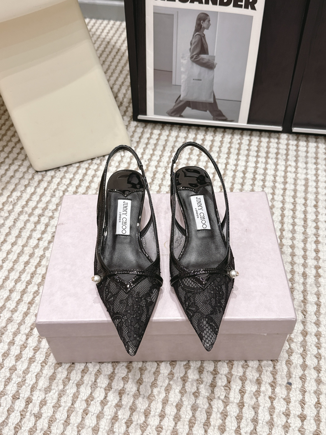 NO:788764,Purchasing agent Jimmy Choo jc Jimmy Choo's new lace hollow high heels, this pair of retro small lace is definitely the best choice for the C position of the shoe cabinet!  It is not only a pair of shoes, but also a symbol of elegance and fashion. The lace is delicate and soft, full of texture, and the classic pointed toe design is both retro and fashionable. It modifies the foot shape and shows grand elegance. It is stable and easy to control, and does not tire your feet when walking. It is very suitable for dating and commuting. Materials Customized lace upper + open edge beaded cowhide + sheepskin lining Genuine leather outsole Heel height 4.5cm Size35-42 (40 41  42 (custom-made, non-returnable), high heels and sandals, jimmy choo, sandals, high heels, cowhide, sheepskin, Leather soles19860909代购级 Jimmy Choo jc 周仰杰 新款蕾丝后空高跟鞋,这对复古小蕾丝,绝对是鞋柜C位的不二之选！它不只是一双鞋,更是优雅与时尚的象征.蕾丝细腻柔软,质感满满,经典尖头设计,既复古又时髦,修饰脚型的同时,尽显大气优雅.行走的稳定轻松驾驭,走路不累脚,约会、通勤都超合适. 材质鞋面定制蕾丝 +开边珠牛皮+羊皮里 大底真皮大底 跟高4.5cm Size35-42（40 41 42订做不退换）,高跟鞋凉鞋,jimmy choo,sandals,high heels,cowhide,sheepskin,Leather soles,Women's Shoes