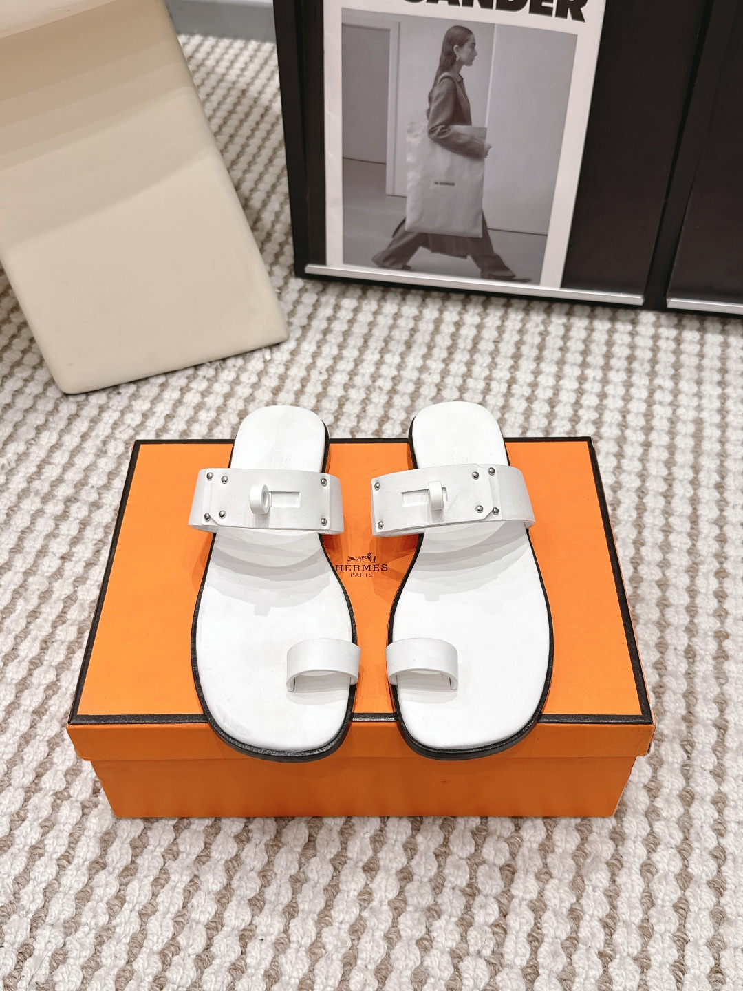 NO:788766,Purchasing-grade Hermes 26ss, the latest Kelly sandals for spring and summer, classic style, with highly recognizable uppers, super versatile and fashionable, many celebrity Internet celebrities have planted grass, a must-have for spring and summer, casual, comfortable and high-end. The upper is made of imported calfskin, and the lining is sheepskin. The sole is Italian genuine leather. Size#35-41 (40  41 Customized (non-refundable), split-toe shoes, hermes, hermes, cowhide, sheepskin, Leather soles19860909代购级 Hermes爱马仕 26ss 春夏最新 Kelly 凉拖经典的版型 搭配极具辨识度的上脚超级百搭好看时髦 超多明星网红种草 春夏必备 随意舒适高级感 鞋面对版进口小牛皮 内里羊皮 鞋底意大利真皮大底 Size#35-41（40 41定做不退换）,分趾鞋,hermes,hermes,cowhide,sheepskin,Leather soles,Women's Shoes