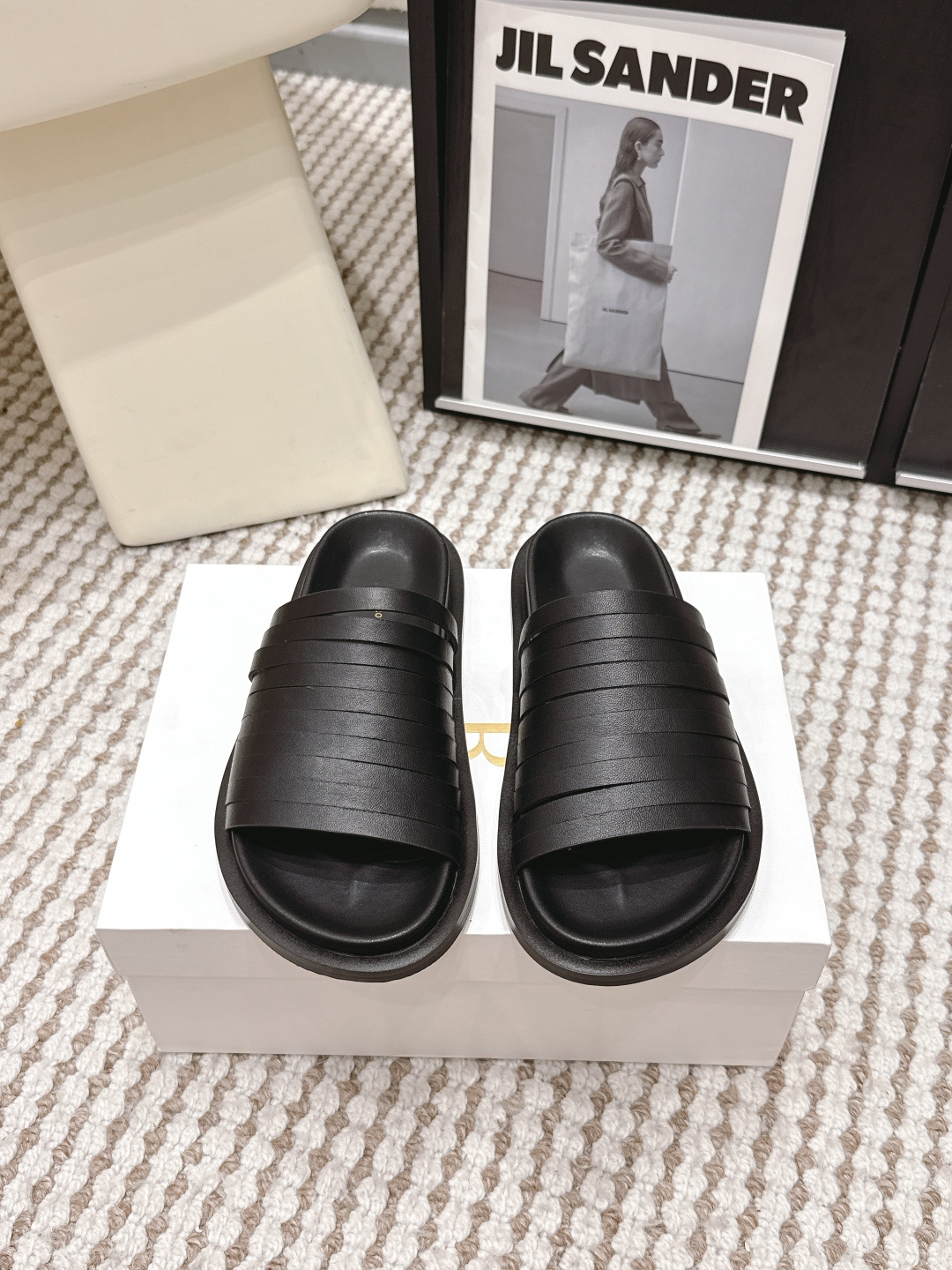 NO:788511,Purchasing agent The row 26ss spring and summer new simple wrinkled surface simple flat slippers!  Therow's consistent minimalist style, clean layout design without any decoration, only the design as the highlight, highlights the temperament and personality!  The upper is made of imported soft cowhide, which is soft, comfortable and soft!  Original rubber outsole combination, high-end texture!  Size#35-40 (40 is custom-made and cannot be returned or exchanged), slippers, slippers, cowhide19860909代购级 The row 26ss 春夏新款简易皱面简易平底 一字拖鞋！ Therow一贯的极简风格 干净利落的版面设计 没有任何装饰 仅以设计为亮点 凸显气质和彰显个性！ 鞋面采用进口绵软牛皮 柔软舒适柔软！原版橡胶大底组合 高档质感！ Size#35-40（40定做不退换）,拖鞋,slippers,cowhide,Women's Shoes