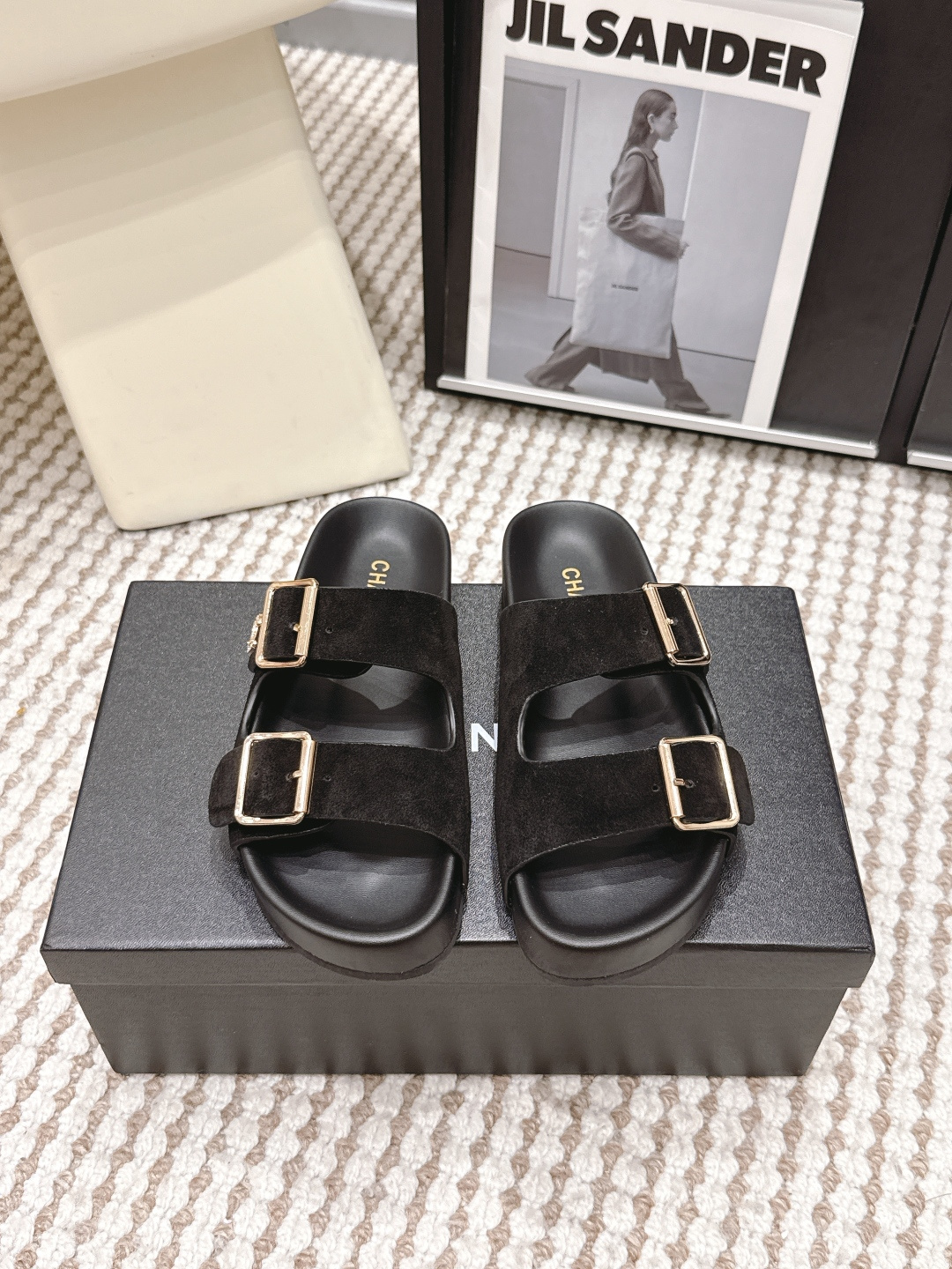 NO:788776,Purchasing agent Chanel Chanel 26ss latest thick-soled Birkenstock suede sandals Chanel Chanel's suede thick-soled sandals have double straps + metal buckles, simple and super textured!  The thick-soled design is comfortable to wear and can quietly increase your height. It is versatile for daily outings and vacations. The suede is soft and the metal buckle enhances the layering. It is fashionable and practical. It is a must-have high-end sandal for summer!  Size 35-39 (40 is custom-made and cannot be returned or exchanged), slippers, chanel, chanel, slippers, chamois leather19860909代购级 Chanel香奈儿 26ss最新 厚底 勃肯麂皮凉拖鞋 Chanel香奈儿这款麂皮厚底凉拖,双带+金属扣带,简约又超有质感！ 厚底设计穿着舒适还能悄悄增高,日常出街、度假都很百搭 麂皮柔软,金属扣带提升层次感,时尚又实用,夏天必入的高端凉拖！ Size 35-39（40定做不退换）,拖鞋,chanel,chanel,slippers,chamois leather,Women's Shoes