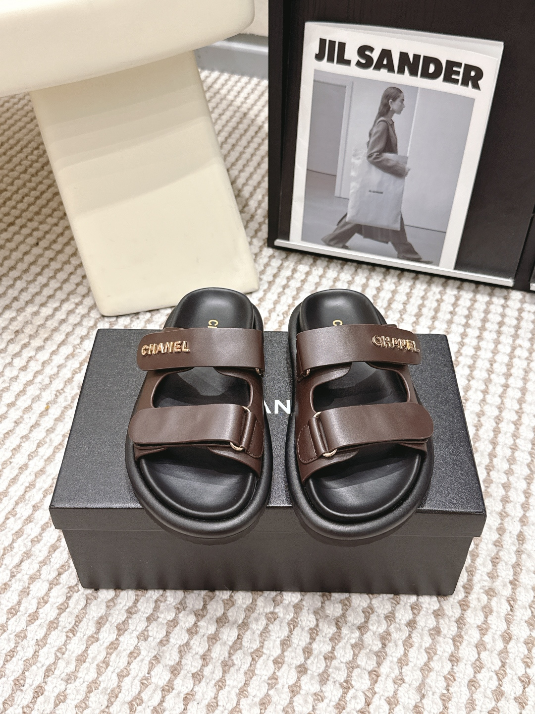 NO:788778,Purchasing agent Chanel Chanel 26ss latest thick-soled Birkenstock slippers Chanel Chanel's thick-soled cowhide slippers have double straps + metal buckles, simple and super textured!  The thick-soled design is comfortable to wear and can quietly increase your height. It is versatile for daily outings and vacations. The cowhide leather is soft, and the metal buckle enhances the layering. It is fashionable and practical. It is a must-have high-end sandal for summer!  Size 35-39 (40 customized, non-returnable), slippers, chanel, chanel, slippers, cowhide19860909代购级 Chanel香奈儿 26ss最新 厚底 勃肯 一字凉拖鞋 Chanel香奈儿这款牛皮厚底凉拖,双带+金属扣带,简约又超有质感！ 厚底设计穿着舒适还能悄悄增高,日常出街、度假都很百搭 牛皮柔软,金属扣带提升层次感,时尚又实用,夏天必入的高端凉拖！ Size 35-39（40定做不退换）,拖鞋,chanel,chanel,slippers,cowhide,Women's Shoes