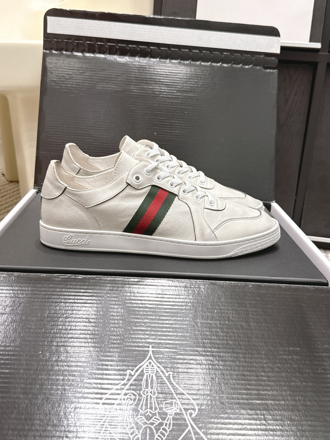 Высокие кожаные кроссовки белые с красно-зеленой полосой Gucci