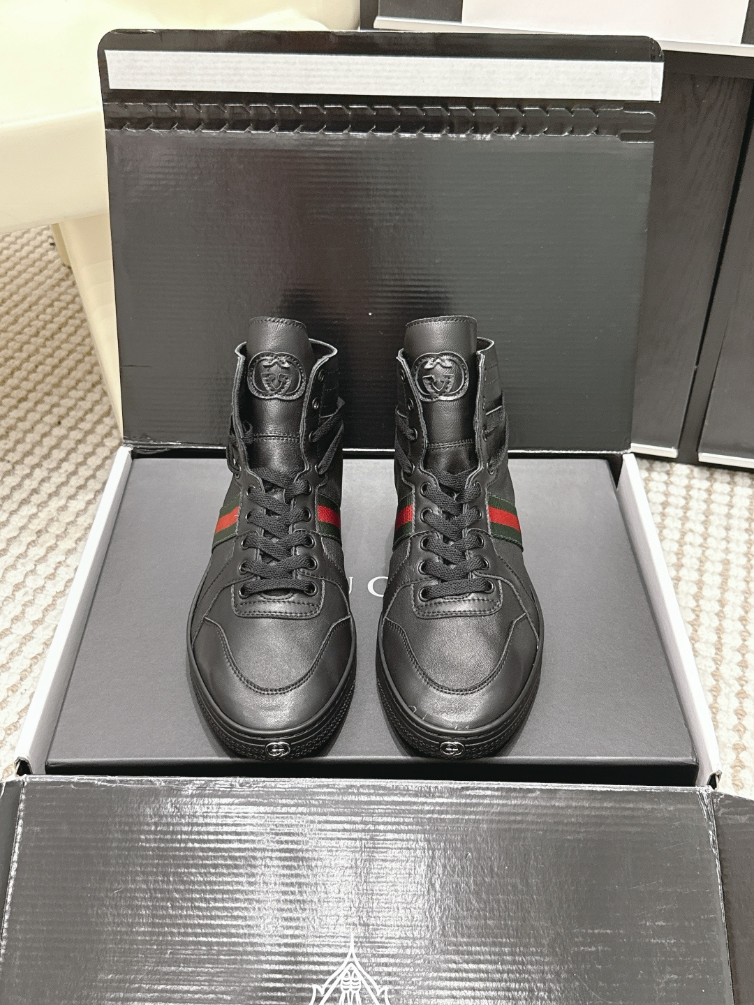 NO:787659,Purchasing agent Gucci 2026 new GG high-top sneakers for couples, white leather + red and green webbing, full of brand sense! There are double G logos on the tongue and heel, and the details are super exquisite. The rubber sole has strong grip, which is OK for daily wear or light exercise. The high-top design has good support and is also very fashionable. It goes well with jeans and casual pants, and can easily create a trendy look Size Size  35-46 (40 for women and 45.46 for men, customized), casual shoes/sports shoes, gucci, gucci, sneakers, jeans19860909代购级 Gucci古驰 2026 新款 GG高帮运动鞋 情侣款 白色皮革+红绿织带,品牌感满满!鞋舌和鞋跟都有双G标志,细节超精致.橡胶鞋底抓地力强,日常穿搭或轻运动都OK. 高帮设计支撑力好,还很时髦,搭配牛仔裤,休闲裤都很出彩,轻松打造潮流造型 Size 35-46（女40.男45.46订做）,休闲鞋/运动鞋,gucci,gucci,sneakers,jeans,Women's Shoes