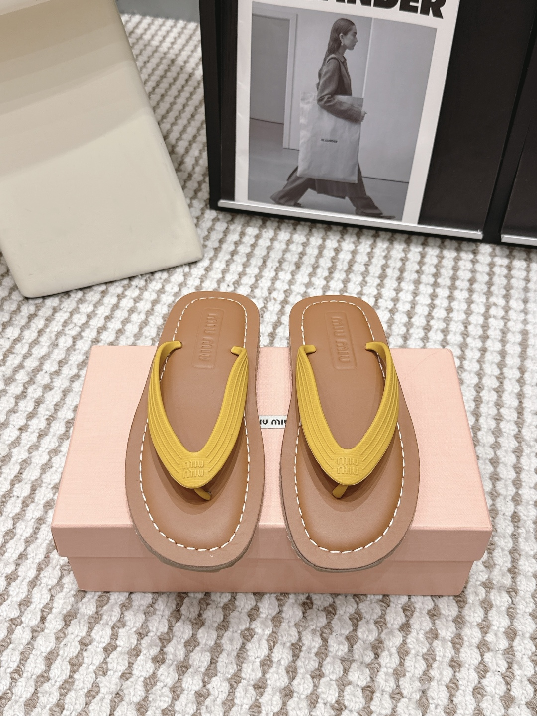 NO:788773,Purchasing-grade Miu Miu 26ss flip-flops and flip-flops are now on the market on major purchasing official websites around the world. Very stylish candy color flats, braided rope design, unique style, very textured. Material original custom rubber strips, sheepskin lining. Original molded outsole Size #35-43 (40-43 custom-made, non-returnable), split-toe shoes, miumiu, sandals, flats, sheepskin19860909代购级 Miu Miu 26ss 夹脚凉鞋 人字拖全球各大代购官网火爆上市. 非常留行的糖果配色平底鞋,编绳工艺设计、独特风格,非常有质感 材质原版定制橡胶条,内里羊皮 鞋底原版开模大底 Size#35-43（40-43定做不退换）,分趾鞋,miumiu,sandals,flats,sheepskin,Women's Shoes