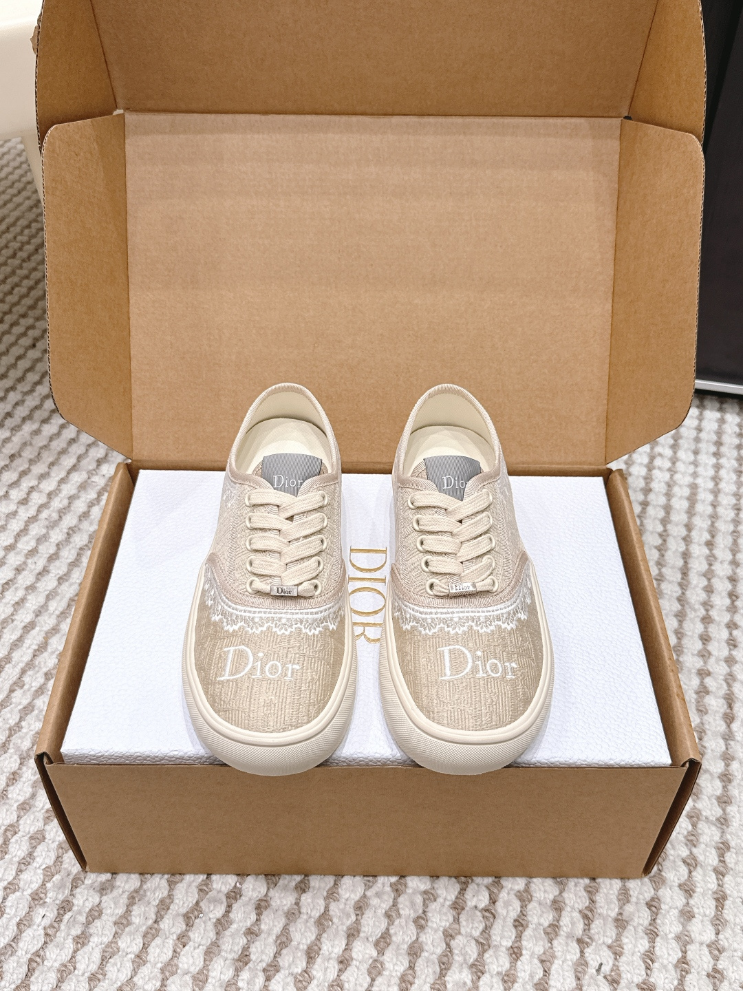 NO:787665,Purchasing agent Dior Saltwind series thick-soled presbyopia four-leaf clover canvas shoes Dior Saltwind series canvas shoes, classic Oblique presbyopia pattern, retro and fashionable!  Low-top lace-up design, light and comfortable, suitable for daily commuting or leisure. Dior Saltwind series canvas shoes, new for spring and summer 2026, designed by Jonathan Anderson. White canvas + green four-leaf clover embroidery, meaning luck and beauty. Low-top design, light and comfortable, no pressure for daily wear. Rubber sole material, wear-resistant and strong grip, perfect for spring and summer!  The four-leaf clover element is extremely recognizable, combining French elegance and modernity. It is both fashionable and practical. It is a must-have item for fashionistas!  Size 35-39 (40 is custom-made and cannot be returned or exchanged), casual shoes/sports shoes, dior, sneakers19860909代购级 Dior Saltwind系列 厚底 老花 四叶草帆布鞋 Dior Saltwind系列帆布鞋,经典Oblique老花图案,复古又时髦！低帮系带设计,轻便舒适,日常通勤或休闲都OK. Dior Saltwind系列帆布鞋,2026春夏新品,由Jonathan Anderson设计.白色帆布+绿色四叶草刺绣,寓意幸运与美好. 低帮设计,轻盈舒适,日常穿搭无压力.鞋底橡胶材质,耐磨又抓地力强,春夏季节超适合！四叶草元素超有辨识度,法式优雅和现代感兼具,时尚实用两不误,是潮人必入单品！ Size 35-39（40定做不退换）,休闲鞋/运动鞋,dior,sneakers,Women's Shoes