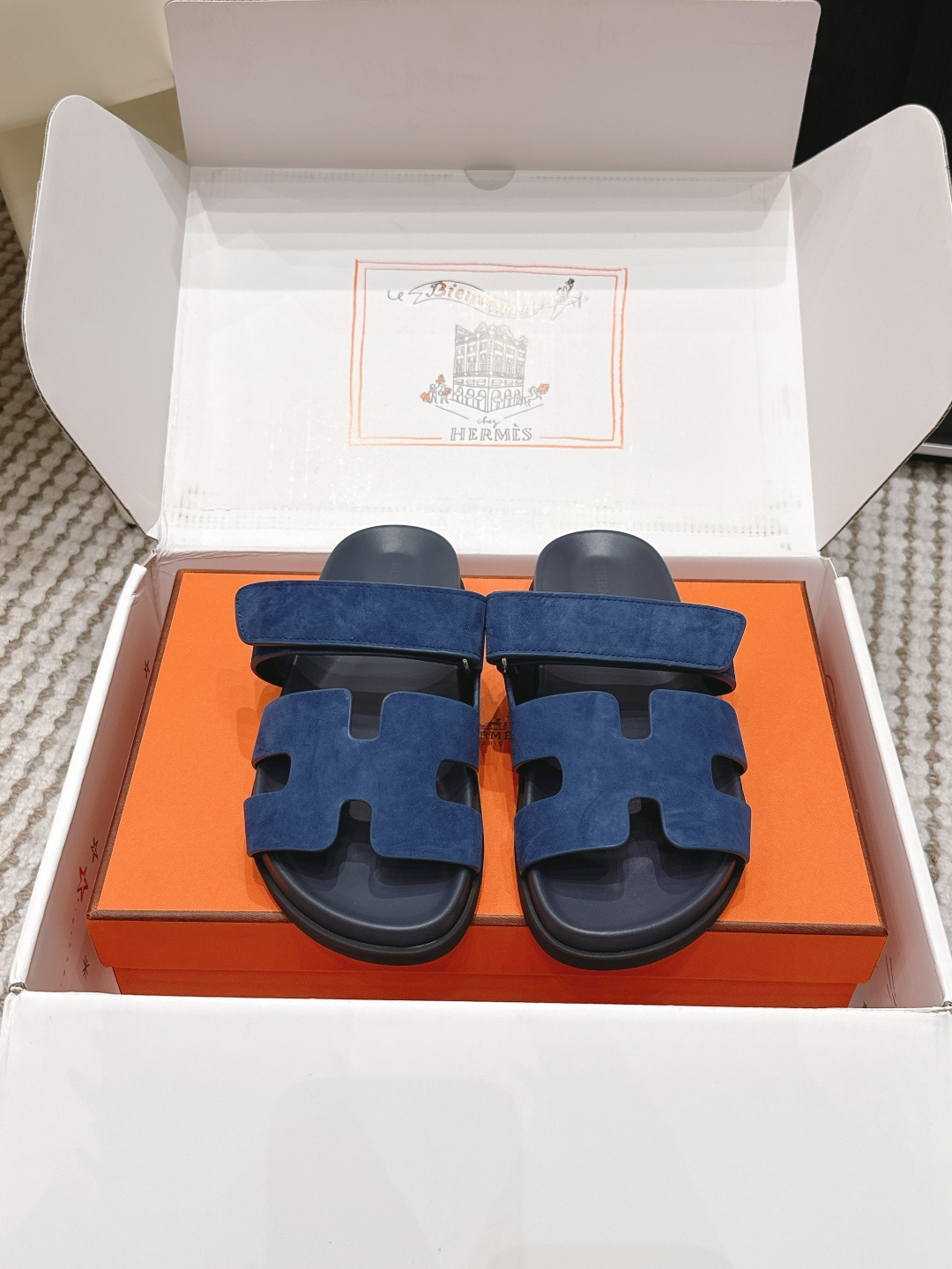 NO:788768,Dongguan purchasing agent grade (synchronized with the airplane box packaging on the official website) HERMES Chypre slippers. This pair of Chapas pink and army green slippers is a must-have at the counter. They are especially easy to match. They are suede goatskin functional wind sandals, with ergonomic rubber soles and adjustable straps. The design is simple and smooth, creating a comfortable and casual look.  Size#35-40 (40 non-refundable), slippers, hermes, hermes, sandals, slippers, sheepskin, chamois leather19860909东莞代购级(官网同步飞机盒包装） HERMES 爱马仕二舅拖 Chypre这双查帕斯粉拼军绿的拖鞋在专柜是需要靠抢的,特别好搭 麂皮山羊皮机能风凉鞋,搭配人体工学橡胶鞋底和可调节袢带.设计简约流畅,打造舒适休闲造型. Size#35-40（40不退换）,拖鞋,hermes,hermes,sandals,slippers,sheepskin,chamois leather,Women's Shoes