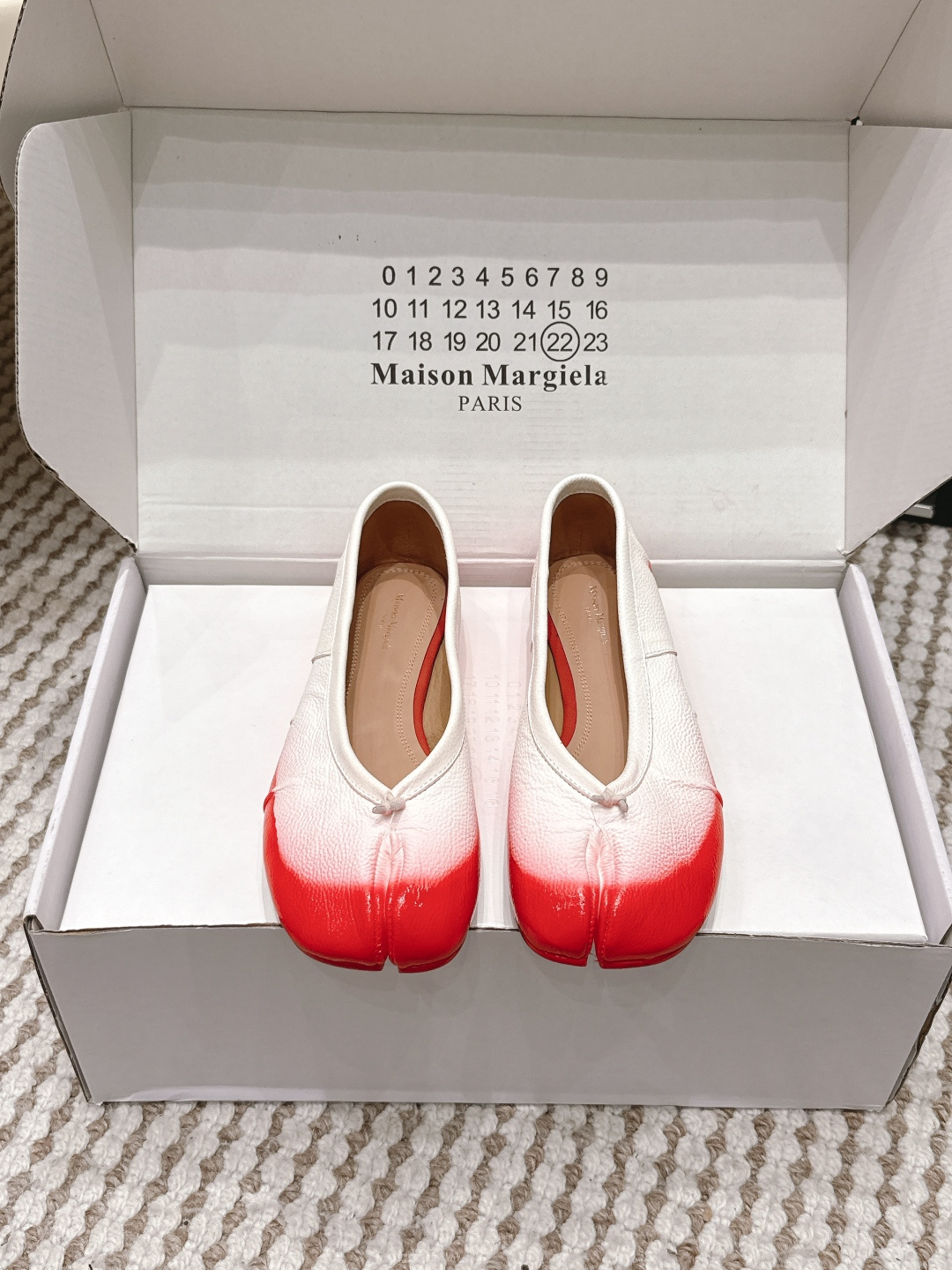 NO:788775,Purchasing-grade Maison Margiel*26ss early spring new split-toe ballet shoes. The iconic split-toe shoe shape breaks the traditional shoe design and reshapes the aesthetics of the foot. It selects fine pebbled cowhide, which is soft to the touch and has an exclusive texture as time goes by. The shallow mouth ballet shoes are cut to modify the foot shape, lengthen the leg line, and are not picky about the foot shape. Multi-color gradient/solid color design to meet the needs of different styles.  One-step lazy design, adaptable to all scenes of commuting, daily life, and travel. From the show to the street, it is synonymous with avant-garde fashion. Every step is a subversion of tradition and a manifestation of individuality. Upper cowhide, lining sheepskin, genuine leather outsole size 35-39 (40.41.42 size customization is non-refundable), split-toe shoes, cowhide, sheepskin, Leather soles19860909代购级 Maison Margiel*26ss早春新款分趾芭蕾鞋 标志性分趾鞋型,打破传统鞋履设计,重塑足部美学,甄选细腻荔枝纹牛皮,触感柔软,越穿越有专属质感,浅口芭蕾鞋剪裁,修饰脚型,拉长腿部线条,不挑脚型.多色渐变/纯色设计,满足不同风格穿搭需求. 一脚蹬懒人设计,通勤、日常、出行全场景适配 从秀场到街头,是先锋时尚的代名词,每一步,都是对传统的颠覆,对个性的彰显. 鞋面牛皮 内里羊皮 大底真皮大底 size35-39码（40.41.42码定制不退换）,分趾鞋,cowhide,sheepskin,Leather soles,Women's Shoes