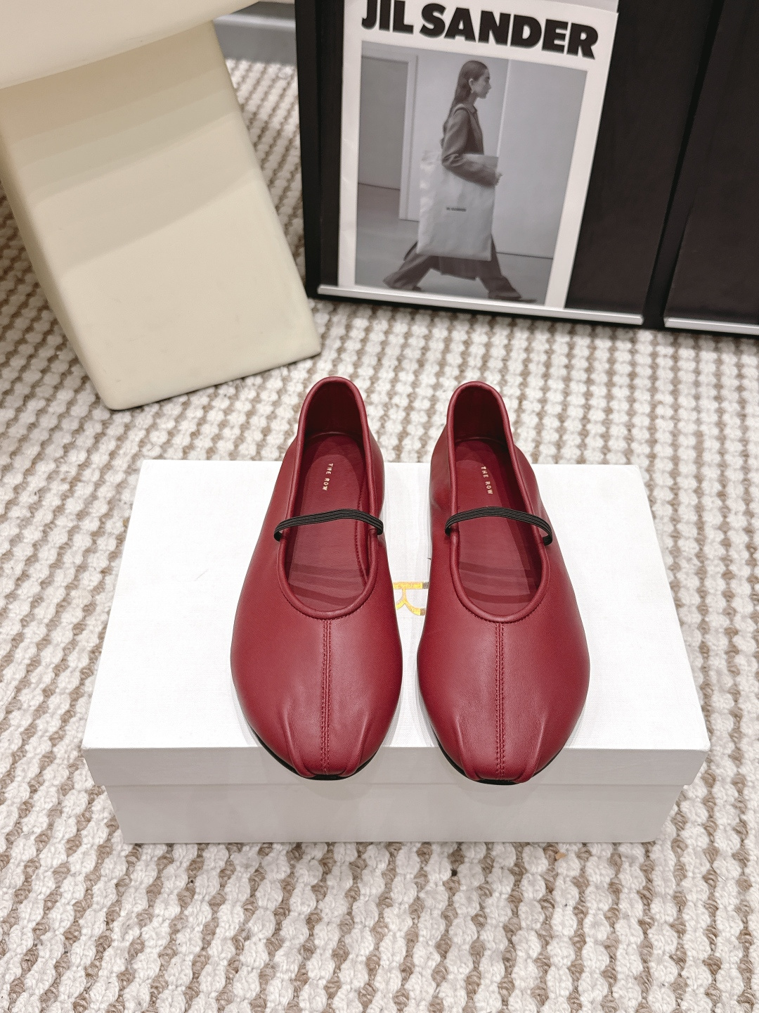 NO:788517,Purchasing agent level The row 26ss spring and summer new shoes, counter new The Row original replica correct outsole, welcome to counter comparison!  A simple, elegant and warm pair of shoes that can be matched with various styles to create different flavors. The sheepskin lining is very soft and easy to wear, and will never rub your feet. There is a low-key name called the row. It is minimalist and has a bit of magic, making it irresistible!  Fabric: Sheepskin Outsole: Genuine leather outsole. Size#35-40 (40 is custom-made and cannot be returned or exchanged), single shoes, sheepskin, Leather soles19860909代购级 The row 26ss 春夏季新款单鞋 专柜新款The Row 原版复刻正确大底欢迎专柜对比！ 一款简单秀气又能保暖的单鞋,可搭配各种风格穿出不同风味,内里垫脚羊皮 非常柔软好穿,绝对不会磨脚的一款鞋子,有一低调叫the row,极简中带点魔力,让人无法抗拒！ 面料: 羊皮 大底: 真皮大底. Size#35-40（40 订做不退换）,单鞋,sheepskin,Leather soles,Women's Shoes