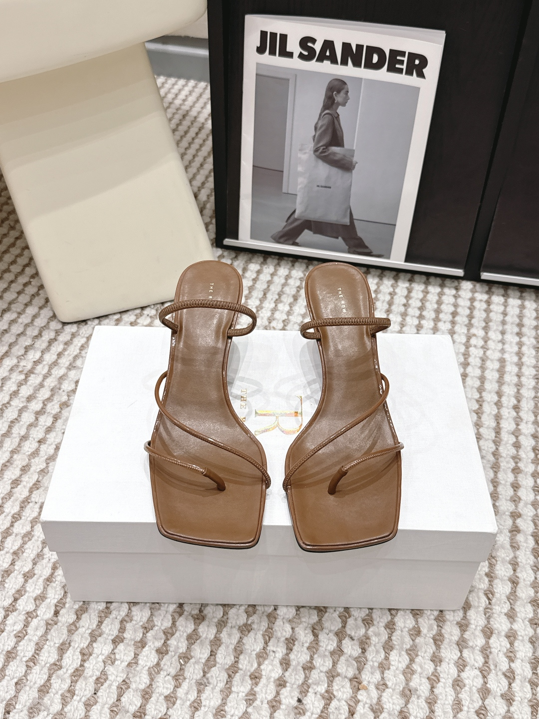 NO:788514,Purchasing agent The Row 26s new cat heel flip-flop slippers The Row three-strap cat heel flip-flop slippers, the latest flip-flop sandals, a young brand from the United States. Needless to say, it is one of the most popular brands in the past two years. The spring and summer seasons are coming. I feel that the sandals are about to explode in popularity. Whether paired with jeans, linen leg pants or skirts, they can be very eye-catching!  You must buy a pair. Sheepskin upper, original leather outsole, heel height 5.5cm, Size 35-40 (40 is custom-made, non-refundable and non-exchangeable), high heels and slippers, sandals, high heels, slippers, skirts, jeans, sheepskin, Leather soles19860909代购级 The Row 26s新款 猫根 夹脚拖鞋 The Row 三带猫跟夹脚猫跟拖鞋,最新款夹趾凉鞋 来自美国的年轻品牌,这不用多说,是近两年最火之一的品牌,春夏的季节就要到了 凉鞋我感觉即将要爆火 无论是配牛仔裤,亚麻腿裤还是裙子都可以很亮眼！必须入手一双.鞋面羊皮 原版真皮大底 跟高5.5cm Size 35-40（40定做不退不换）,高跟鞋拖鞋,sandals,high heels,slippers,skirts,jeans,sheepskin,Leather soles,Women's Shoes