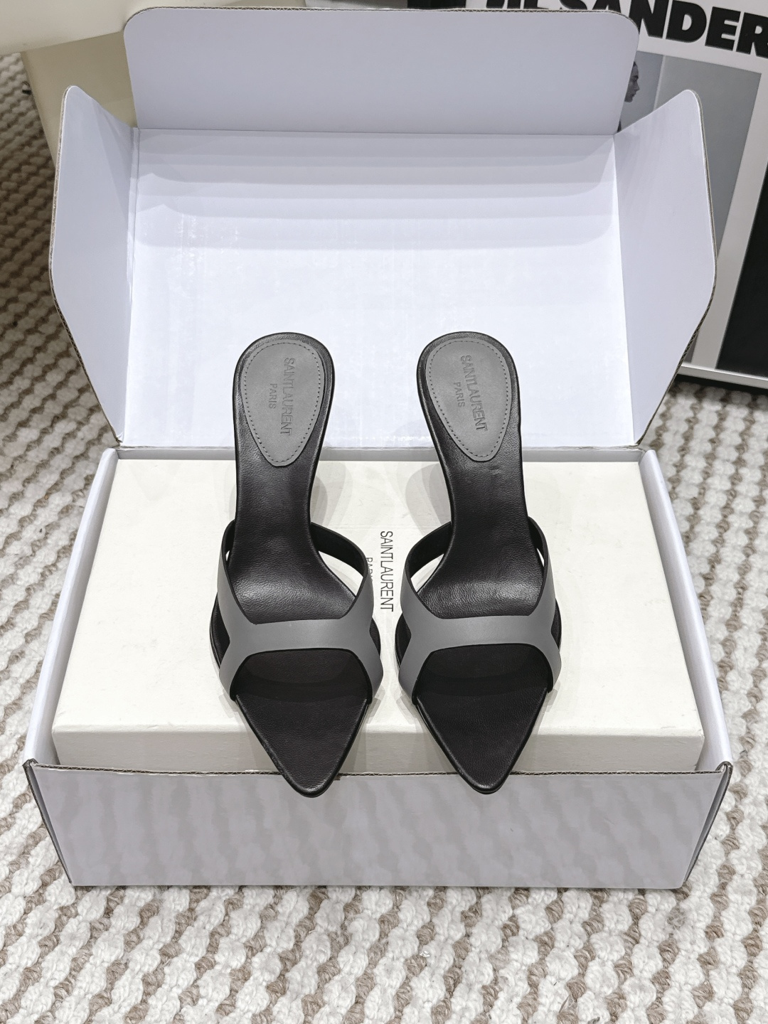 NO:787863,Purchasing agent grade (Official website sync box packaging) Saint Lauren* 26SS early spring new Yves Saint Laurent pointed toe high-heeled slippers YSL pointed toe stiletto heels are elegance engraved in DNA. The upper flows like the delicacy in a retro illustrated magazine on the feet. Every step is effortless nobility and style. Who can resist a pair of mule shoes with its own aura?  The pointed toe elongates the leg line, and the metal chain lights up the whole body. From commuting suits to date skirts, you can switch to the 'heroine' mode with one click. The complexity is eliminated, leaving only clean lines and metallic luster. The pointed toe outlines the edge, and the chain embellishes your attitude. This pair of shoes is a style statement that you don't need to say. Retro and sexy, the upper foot directly transforms into a 'flower of wealth in the world', and you walk with wind!  Upper cowhide, lining sheepskin, sole Italian genuine leather outsole, heel height 7.5cm, Size 35-41 (40.41 customized, non-refundable), high heels and slippers, saint laurent, saint laurent, saint laurent, high heels, slippers, skirts, business suit, cowhide, sheepskin, Leather soles19860909代购级（官网同步盒包装） Saint Lauren* 26SS早春新款圣罗兰 尖头高跟拖鞋 Ysl 尖头细高跟,是刻在DNA里的优雅.鞋面流转,像把复古画报里的精致,在了脚上.每一步,都是不费力的贵气与风情.谁能拒绝一双自带气场的穆勒鞋？尖头拉长腿线,金属链点亮全身,从通勤西装到约会小裙,都能一键切换成“女主角”模式. 褪去繁杂,只留利落线条与金属光泽.尖头勾勒锋芒,链条点缀态度,这双鞋,是你无需多言的风格宣言.复古又性感,上脚直接变身“人间富贵花”,走路都带风！ 鞋面牛皮 内里羊皮 鞋底意大利真皮大底 跟高7.5cm Size35-41（40.41定制不退换）,高跟鞋拖鞋,saint laurent,saint laurent,saint laurent,high heels,slippers,skirts,business suit,cowhide,sheepskin,Leather soles,Women's Shoes