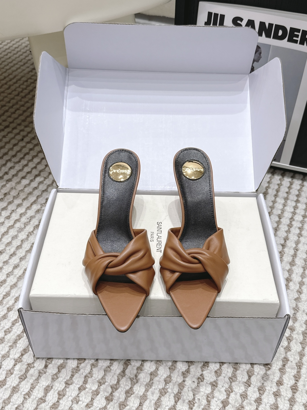 NO:787857,Purchasing level (official website sync box packaging) Saint Lauren* 26SS early spring new Saint Laurent cross bow pointed toe high-heeled slippers Ysl pointed toe thick heel High heels are elegance engraved in DNA. The upper flow of the shoe is like the delicacy in a retro pictorial, on the feet. Every step is effortless nobility and style. Who can resist a pair of mule shoes with its own aura?  The pointed toe elongates the leg line, and the metal chain lights up the whole body. From commuting suits to date skirts, you can switch to the 'heroine' mode with one click. The complexity is eliminated, leaving only clean lines and metallic luster. The pointed toe outlines the edge, and the chain embellishes your attitude. This pair of shoes is a style statement that you don't need to say. Retro and sexy, the upper foot directly transforms into a 'flower of wealth in the world', and you walk with wind!  Upper cowhide, lining sheepskin, sole Italian genuine leather outsole, heel height 7.5cm, Size 35-41 (40.41 customized, non-refundable), high heels and slippers, saint laurent, saint laurent, saint laurent, high heels, slippers, skirts, business suit, cowhide, sheepskin, Leather soles19860909代购级（官网同步盒包装） Saint Lauren* 26SS早春新款圣罗兰 交叉 蝴蝶结 尖头高跟拖鞋 Ysl 尖头粗跟 高跟,是刻在DNA里的优雅.鞋面流转,像把复古画报里的精致,在了脚上.每一步,都是不费力的贵气与风情.谁能拒绝一双自带气场的穆勒鞋？尖头拉长腿线,金属链点亮全身,从通勤西装到约会小裙,都能一键切换成“女主角”模式. 褪去繁杂,只留利落线条与金属光泽.尖头勾勒锋芒,链条点缀态度,这双鞋,是你无需多言的风格宣言.复古又性感,上脚直接变身“人间富贵花”,走路都带风！ 鞋面牛皮 内里羊皮 鞋底意大利真皮大底 跟高7.5cm Size35-41（40.41定制不退换）,高跟鞋拖鞋,saint laurent,saint laurent,saint laurent,high heels,slippers,skirts,business suit,cowhide,sheepskin,Leather soles,Women's Shoes