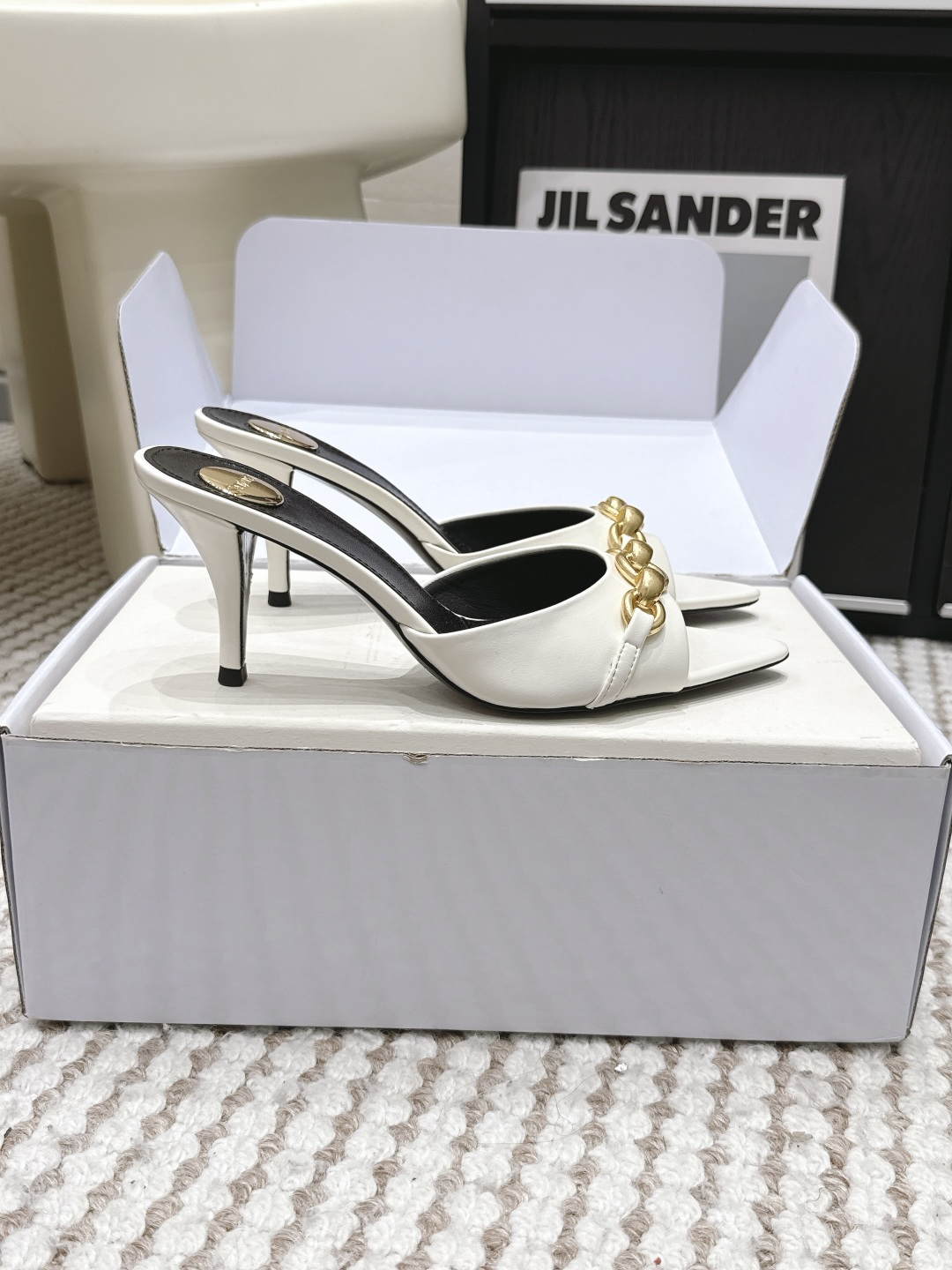 Женские белые мюли Saint Laurent с золотой цепочкой
