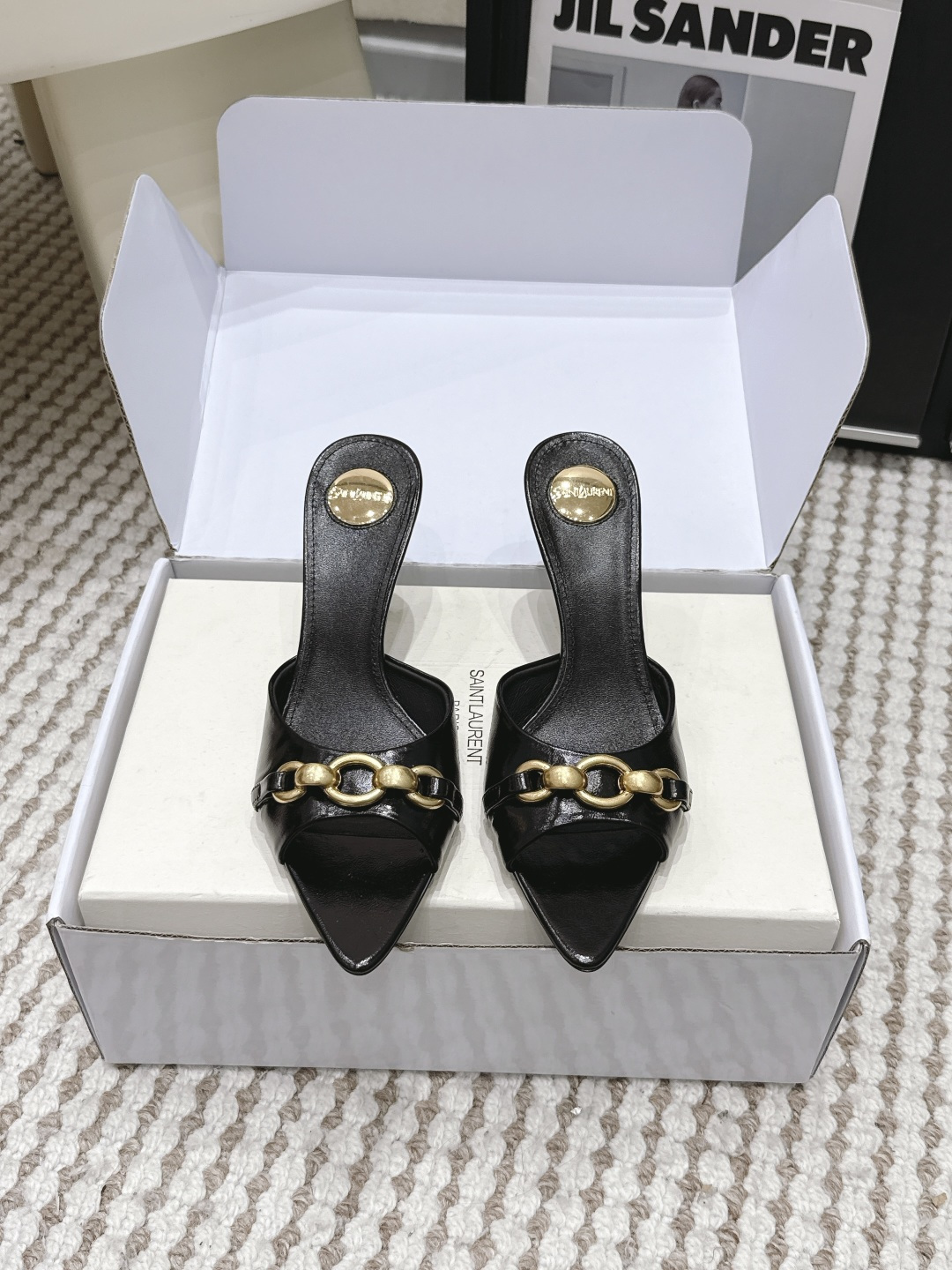 NO:787860,Purchasing agent Saint Lauren* 26SS early spring new Saint Laurent chain pointed toe high-heeled slippers Ysl pointed toe stilettos are elegance engraved in DNA. The golden chain flows on the upper, like the delicacy in a retro illustrated magazine, on the feet. Every step is effortless nobility and style. Who can resist a pair of chain mules with their own aura?  The pointed toe lengthens the leg line, and the metal chain lights up the whole body. From commuting suits to date skirts, you can switch to the 'heroine' mode with one click. The complexity is eliminated, leaving only clean lines and metallic luster. The pointed toe outlines the edge, and the chain embellishes your attitude. This pair of shoes is your style statement that needs no words. The shiny patent leather + gold chain are retro and sexy, and the upper feet directly transform into 'the flower of wealth in the world', and you walk with wind!  Upper cowhide, lining sheepskin, sole Italian genuine leather outsole, heel height 7.5cm, Size 35-41 (40.41 customized, non-refundable), high heels and slippers, saint laurent, saint laurent, saint laurent, high heels, slippers, skirts, business suit, cowhide, sheepskin, Leather soles19860909代购级 Saint Lauren* 26SS早春新款圣罗兰链条尖头高跟拖鞋 Ysl 尖头细高跟,是刻在DNA里的优雅.金色链条在鞋面流转,像把复古画报里的精致,在了脚上.每一步,都是不费力的贵气与风情.谁能拒绝一双自带气场的链条穆勒鞋？尖头拉长腿线,金属链点亮全身,从通勤西装到约会小裙,都能一键切换成“女主角”模式. 褪去繁杂,只留利落线条与金属光泽.尖头勾勒锋芒,链条点缀态度,这双鞋,是你无需多言的风格宣言.漆皮亮面+金色链条,复古又性感,上脚直接变身“人间富贵花”,走路都带风！ 鞋面牛皮 内里羊皮 鞋底意大利真皮大底 跟高7.5cm Size35-41（40.41定制不退换）,高跟鞋拖鞋,saint laurent,saint laurent,saint laurent,high heels,slippers,skirts,business suit,cowhide,sheepskin,Leather soles,Women's Shoes