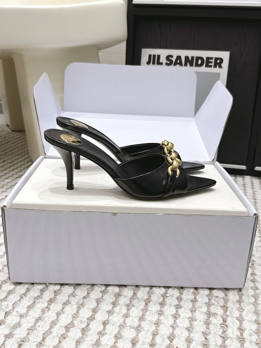Женские мюли Saint Laurent с золотой цепью и острым носом