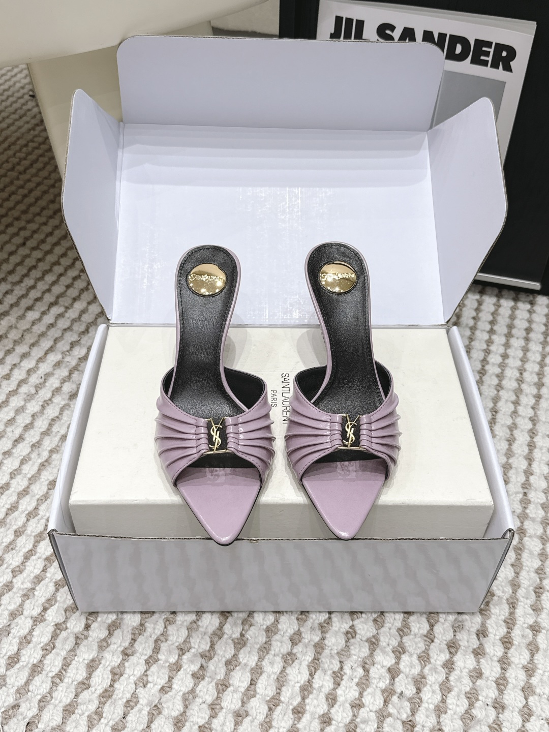 NO:787837,Purchasing agent grade (Official website sync box packaging) Saint Lauren* 26SS early spring new YSL hardware buckle pointed toe high-heeled slippers YSL pointed toe stiletto heels are elegance engraved in DNA. The upper flow of the shoe is like the delicacy in a retro pictorial, on the feet. Every step is effortless nobility and style. Who can resist a pair of Mules with their own aura?  The pointed toe elongates the leg line, and the metal chain lights up the whole body. From commuting suits to date skirts, you can switch to the 'heroine' mode with one click. The complexity is eliminated, leaving only clean lines and metallic luster. The pointed toe outlines the edge, and the chain embellishes your attitude. This pair of shoes is a style statement that you don't need to say. Retro and sexy, the upper foot directly transforms into a 'flower of wealth in the world', and you walk with wind!  Upper cowhide, lining sheepskin, sole Italian genuine leather outsole, heel height 7.5cm, Size 35-41 (40.41 customized, non-refundable), high heels and slippers, saint laurent, saint laurent, saint laurent, high heels, slippers, skirts, business suit, cowhide, sheepskin, Leather soles19860909代购级（官网同步盒包装） Saint Lauren* 26SS早春新款圣罗兰 YSL 五金扣 尖头高跟拖鞋 Ysl 尖头细高跟,是刻在DNA里的优雅.鞋面流转,像把复古画报里的精致,在了脚上.每一步,都是不费力的贵气与风情.谁能拒绝一双自带气场的穆勒鞋？尖头拉长腿线,金属链点亮全身,从通勤西装到约会小裙,都能一键切换成“女主角”模式. 褪去繁杂,只留利落线条与金属光泽.尖头勾勒锋芒,链条点缀态度,这双鞋,是你无需多言的风格宣言.复古又性感,上脚直接变身“人间富贵花”,走路都带风！ 鞋面牛皮 内里羊皮 鞋底意大利真皮大底 跟高7.5cm Size35-41（40.41定制不退换）,高跟鞋拖鞋,saint laurent,saint laurent,saint laurent,high heels,slippers,skirts,business suit,cowhide,sheepskin,Leather soles,Women's Shoes