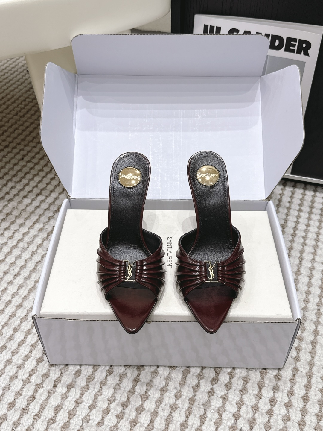 NO:787840,Purchasing agent grade (Official website sync box packaging) Saint Lauren* 26SS early spring new YSL hardware buckle pointed toe high-heeled slippers YSL pointed toe stiletto heels are elegance engraved in DNA. The upper flow of the shoe is like the delicacy in a retro pictorial, on the feet. Every step is effortless nobility and style. Who can resist a pair of Mules with their own aura?  The pointed toe elongates the leg line, and the metal chain lights up the whole body. From commuting suits to date skirts, you can switch to the 'heroine' mode with one click. The complexity is eliminated, leaving only clean lines and metallic luster. The pointed toe outlines the edge, and the chain embellishes your attitude. This pair of shoes is a style statement that you don't need to say. Retro and sexy, the upper foot directly transforms into a 'flower of wealth in the world', and you walk with wind!  Upper cowhide, lining sheepskin, sole Italian genuine leather outsole, heel height 9.5cm, Size 35-41 (40.41 customized, non-refundable), high heels and slippers, saint laurent, saint laurent, saint laurent, high heels, slippers, skirts, business suit, cowhide, sheepskin, Leather soles19860909代购级（官网同步盒包装） Saint Lauren* 26SS早春新款圣罗兰 YSL 五金扣 尖头高跟拖鞋 Ysl 尖头细高跟,是刻在DNA里的优雅.鞋面流转,像把复古画报里的精致,在了脚上.每一步,都是不费力的贵气与风情.谁能拒绝一双自带气场的穆勒鞋？尖头拉长腿线,金属链点亮全身,从通勤西装到约会小裙,都能一键切换成“女主角”模式. 褪去繁杂,只留利落线条与金属光泽.尖头勾勒锋芒,链条点缀态度,这双鞋,是你无需多言的风格宣言.复古又性感,上脚直接变身“人间富贵花”,走路都带风！ 鞋面牛皮 内里羊皮 鞋底意大利真皮大底 跟高9.5cm Size35-41（40.41定制不退换）,高跟鞋拖鞋,saint laurent,saint laurent,saint laurent,high heels,slippers,skirts,business suit,cowhide,sheepskin,Leather soles,Women's Shoes