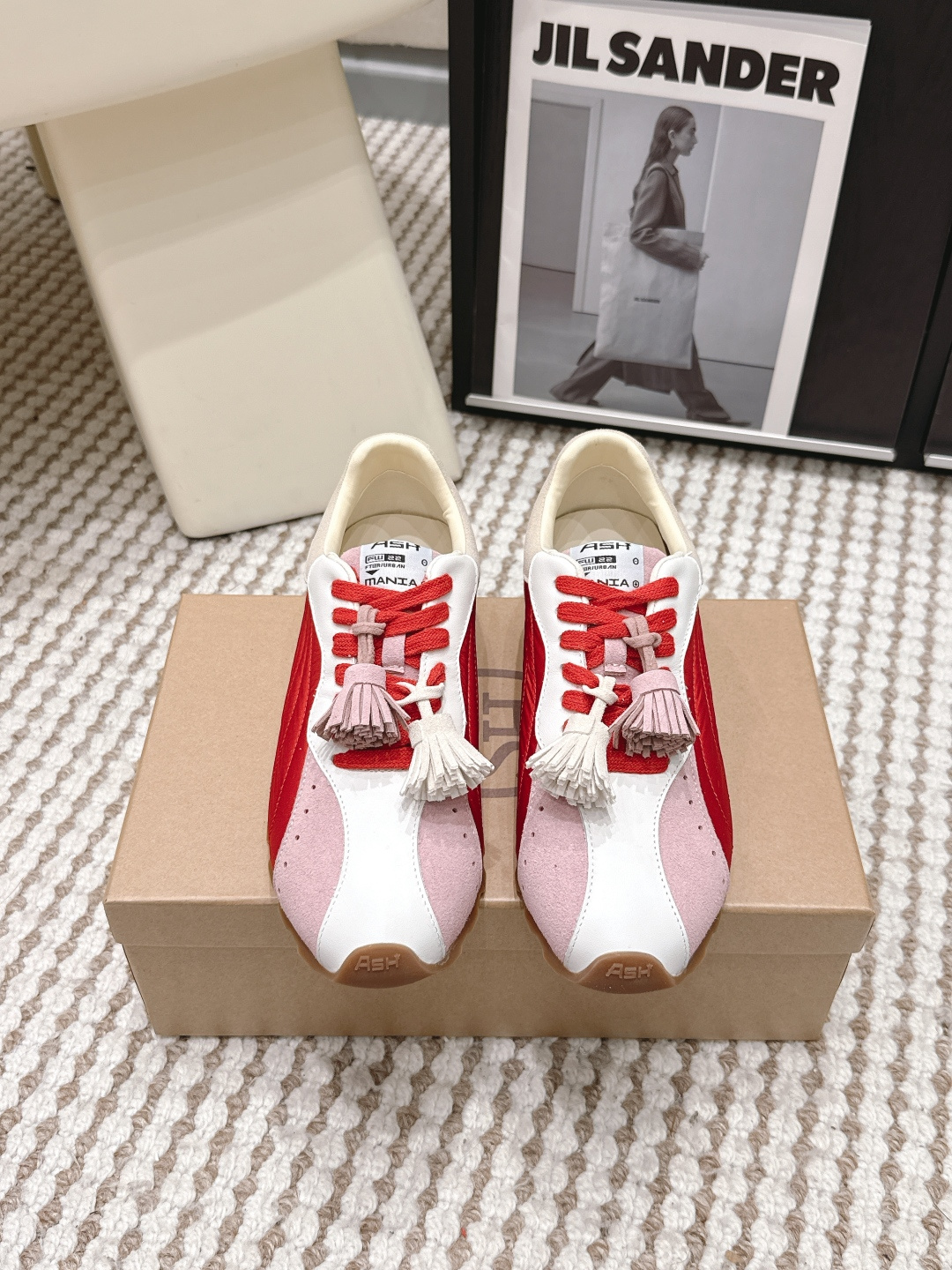 NO:788772,Purchasing agent grade ASH 26ss spring and summer new style Italian light luxury trendy brand Dexun shoes white shoes with high quality cowhide and colorful shoe logos with breathable hole design. The same casual series as the stars, simple design of punched and breathable shoe body, with light rebound and increased sole. Fabric: Suede cowhide. Rubber outsole. Sheepskin lining.  Size#35-40 (40 is custom-made and non-refundable), casual shoes/sports shoes, sneakers, cowhide, sheepskin19860909代购级 ASH 26ss 春夏新款 意大利轻奢潮牌 德训鞋 小白鞋优质牛皮多彩鞋标透气孔设计坚韧 明星同款休闲系列,简约设计的冲孔透气鞋身,搭配轻盈回弹增高鞋底 面料反绒牛皮 鞋底橡胶大底 内里羊皮  Size#35-40（40定做不退换）,休闲鞋/运动鞋,sneakers,cowhide,sheepskin,Women's Shoes