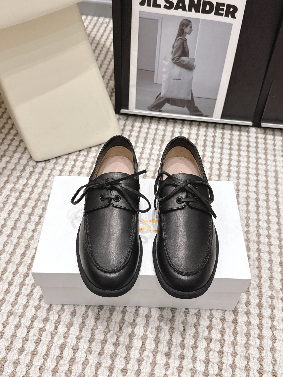 NO:788973,Dongguan purchasing agent The Row's new retro old-money style lace-up loafers are popular this year. They look like leather shoes and loafers. They don't look eye-catching without too many decorations. In fact, they look very good when paired with shorts and skirts. They are fashionable and high-end. Fabric: Imported calfskin Lining Imported mixed sheepskin Outsole: Original molded rubber outsole Size:  35-40 (40 customized), loafers, loafers, skirts, shorts, cowhide, sheepskin19860909东莞代购级 The Row新款复古老钱风系带乐福鞋 今年流行这种像是皮鞋又像乐福鞋,没有过多的装饰看是不起眼,其实搭配起来是很好看,搭配短裤,短裙都好看,时尚又高级 面料: 进口胎小牛皮 内里 进口混种羊皮 大底 : 原版开模橡胶大底 码数: 35-40（40定制）,乐福鞋,loafers,skirts,shorts,cowhide,sheepskin,Women's Shoes