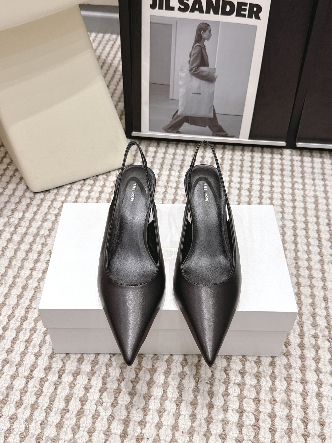 NO:789840,Dongguan purchasing agent the row's new pointed toe cat heel sandals with empty back. The row's new products attract the attention of fashionistas every season. This small heel shoe has the same minimalist style design as always. It is simple, elegant and intellectual, with full lines and casual matching with the temperament goddess. The gold heel is 6.5cm high, just comfortable and not tiring for walking. Upper: imported calfskin. Inner/foot pads: imported grain mixed sheepskin. Heel height 6.5cm. Genuine leather heel.  Outsole: Italian dyed genuine leather outsole with TPU in the forefoot, which is high-grade and non-slip, no need to stick it on the outside. Size 35-40 (40 can be customized), high heels, sandals, sandals, high heels, cowhide, sheepskin, gold, Leather soles19860909东莞代购级 the row 新款尖头猫跟后空凉鞋 the row每一季新品都吸引着时髦精的注意,这款小跟鞋一如既往的极简风设计,简洁大气优雅知性,线条感十足,随性搭配气质女神,黄金跟高6.5cm刚好舒适行走不累 鞋面:进口小牛皮面 内里/脚垫:进口粒面混种羊皮 跟高6.5cm 真皮包跟 大底:意大利透染真皮大底前掌tpu射出高级又防滑,不需要再去外面贴底 尺码35-40（40可以定做）,高跟鞋凉鞋,sandals,high heels,cowhide,sheepskin,gold,Leather soles,Women's Shoes