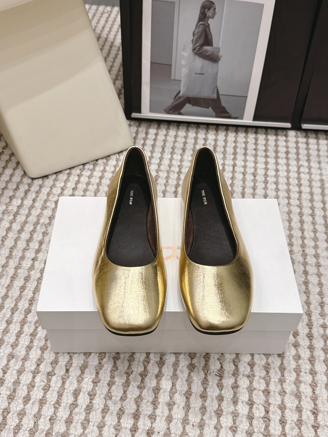 NO:788964,Dongguan purchasing agent new The row soft flat shoes. A simple plain shoe that can attract the eye. It looks inconspicuous but makes people like it more and more. In short, it is high-end. It looks good with any combination with a bit of retro flavor!  All the major Internet celebrity bloggers are wearing it, and it can be said that many women will choose it because it is simple, easy to wear and durable. The whole shoe is very, very soft, and there is no problem of foot grinding. It has good wrapping properties and can be worn by fat and thin feet.  Continuing the consistent minimalist style, the lining-free structure makes the shoe body extremely light and close to the skin. The whole pair of shoes looks simple but the craftsmanship is difficult. It is made using a full leather bag making process. It is made by master craftsmen and is made of super waste materials. It is comfortable and soft to wear on the bare feet and is skin-friendly. You don’t have to worry about the foot feel. It is necessary to wear it well. It has an on-foot experience without wearing it. It is a style that you don’t want to take off. Those who have high requirements for foot feel can close their eyes and wear it. The fabric is original and customized imported lambskin.  Lining/foot pads imported full-grain mixed sheepskin suede Outsole: Ours is a full-leather edged TPU rubber sole Size 35-40 (40 customized), ballet shoes, sheepskin, chamois leather19860909东莞代购级 新款The row 柔软平底单鞋 简简单单的一款素面单鞋却能够吸引眼球,看着不起眼但却让人越看越喜欢,简单来说就是高级,带点复古味随意搭配都好看！各大网红博主都在穿它,可以说众多女性都会选择,因为它简单好穿又耐看,整个鞋子非常非常柔软,完全不会有磨脚问题,包裹性很好胖瘦脚型都能穿 延续了一贯极简风格,无内衬结构使得鞋身极其轻便贴肤,整双鞋子看似简单其实工艺很难,采用全皮套包制作工艺,老师傅制作,超级废料,上脚裸穿舒适柔软亲肤,脚感方面完全不可担心,好穿是必须的,穿若无穿的上脚体验,穿上就不想脱的款,对脚感要求高的都可闭眼入它 面料原版定制进口小羊皮 内里/垫脚进口全粒面混种羊皮麂皮绒 大底: 我们是全真皮包边tpu橡胶底 码数35-40（40定制）,芭蕾舞鞋,sheepskin,chamois leather,Women's Shoes