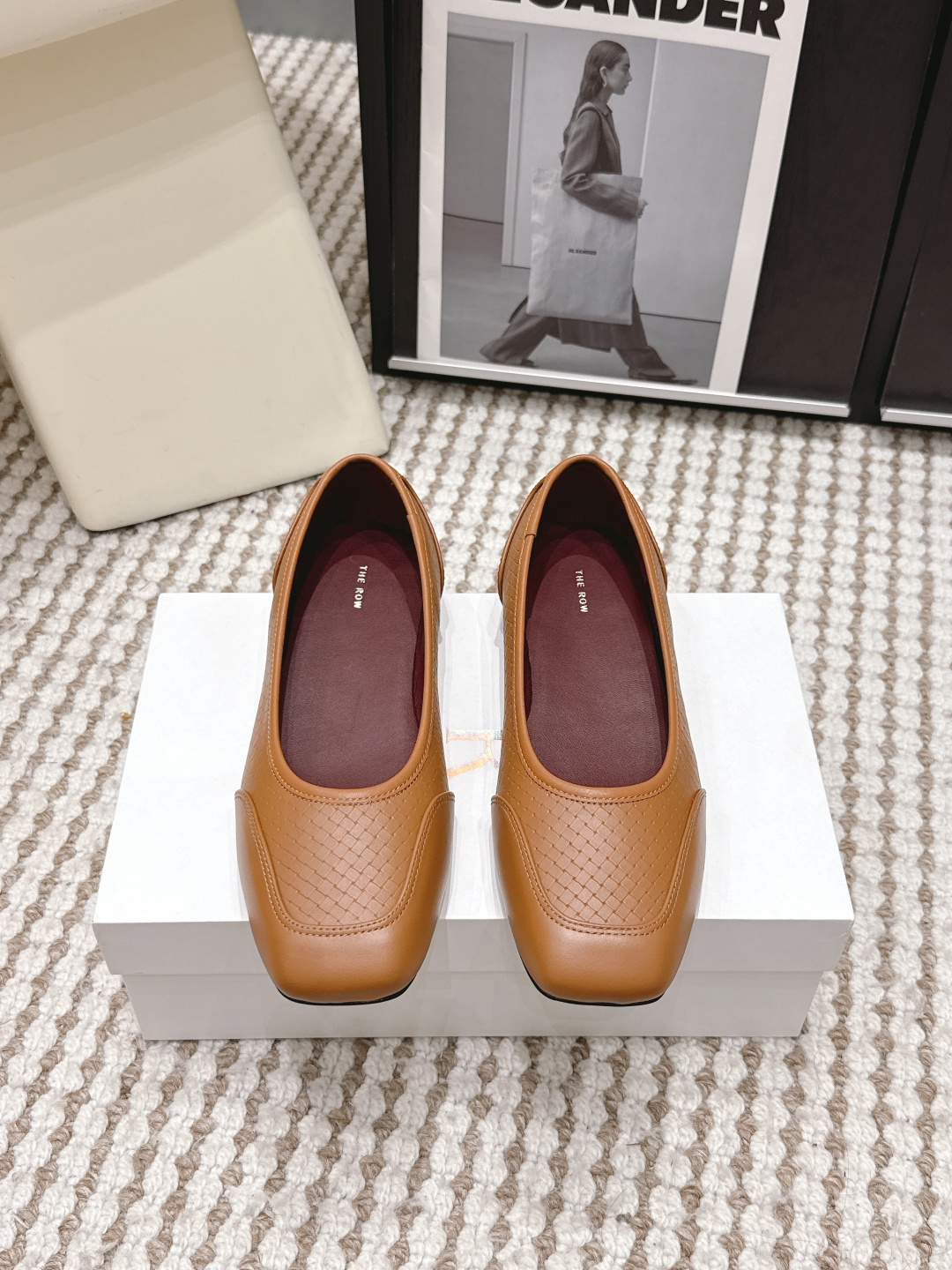 NO:788967,Guangdong purchasing agent grade new The row soft flat shoes. A simple plain shoe that can attract the eye. It looks inconspicuous but makes people like it more and more. To put it simply, it is high-end. It has a retro flavor and looks good with any combination!  All the major Internet celebrity bloggers are wearing it, and it can be said that many women will choose it because it is simple, easy to wear and durable. The whole shoe is very, very soft, and there is no problem of foot grinding. It has good wrapping properties and can be worn by fat and thin feet.  Continuing the consistent minimalist style, the lining-free structure makes the shoe body extremely light and close to the skin. The whole pair of shoes looks simple but the craftsmanship is difficult. It is made with a full leather package and is made by master craftsmen. It is made of super waste materials. It is comfortable and soft to wear on the bare feet and is skin-friendly. You don’t have to worry about the foot feel. Easy to wear is a must. It is a must-have experience when worn on the feet. It is a style that you don’t want to take off when you put it on. Those who have high requirements for foot feel can wear it with their eyes closed. Fabric: Original custom-made imported lambskin. Lining/foot pads: imported full-grain mixed sheepskin.  Outsole: Genuine leather outsole, size 35-40 (40 customized), ballet shoes, sheepskin, Leather soles19860909莞产代购级 新款The row 柔软平底单鞋 简简单单的一款素面单鞋却能够吸引眼球,看着不起眼但却让人越看越喜欢,简单来说就是高级,带点复古味随意搭配都好看！各大网红博主都在穿它,可以说众多女性都会选择,因为它简单好穿又耐看,整个鞋子非常非常柔软,完全不会有磨脚问题,包裹性很好胖瘦脚型都能穿 延续了一贯极简风格,无内衬结构使得鞋身极其轻便贴肤,整双鞋子看似简单其实工艺很难,采用全皮套包制作工艺,老师傅制作,超级废料,上脚裸穿舒适柔软亲肤,脚感方面完全不可担心,好穿是必须的,穿若无穿的上脚体验,穿上就不想脱的款,对脚感要求高的都可闭眼入它 面料原版定制进口小羊皮 内里/垫脚进口全粒面混种羊皮 大底: 真皮大底 码数35-40（40定制）,芭蕾舞鞋,sheepskin,Leather soles,Women's Shoes