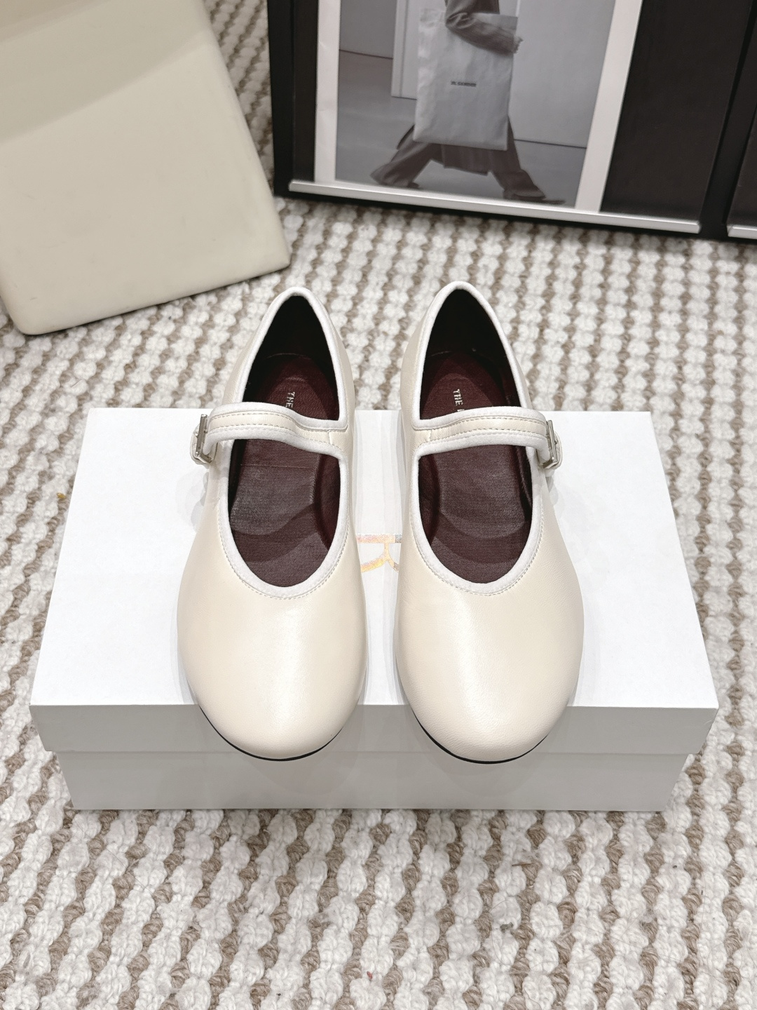 NO:788970,Dongguan purchasing agent The row 25ss spring and summer new shoes, counter new The Row original replica correct outsole, welcome to counter comparison!  A simple, elegant and warm pair of shoes that can be matched with various styles to create different flavors. The sheepskin lining is very soft and easy to wear, and will never rub your feet. There is a low-key name called the row. It is minimalist and has a bit of magic, making it irresistible!  Fabric: Sheepskin Outsole: Genuine leather outsole. Size#35-40 (40 is custom-made and cannot be returned or exchanged), ballet shoes, sheepskin, Leather soles19860909东莞代购级 The row 25ss 春夏季新款单鞋 专柜新款The Row 原版复刻正确大底欢迎专柜对比！ 一款简单秀气又能保暖的单鞋,可搭配各种风格穿出不同风味,内里垫脚羊皮 非常柔软好穿,绝对不会磨脚的一款鞋子,有一低调叫the row,极简中带点魔力,让人无法抗拒！ 面料: 羊皮 大底: 真皮大底. Size#35-40（40 订做不退换）,芭蕾舞鞋,sheepskin,Leather soles,Women's Shoes