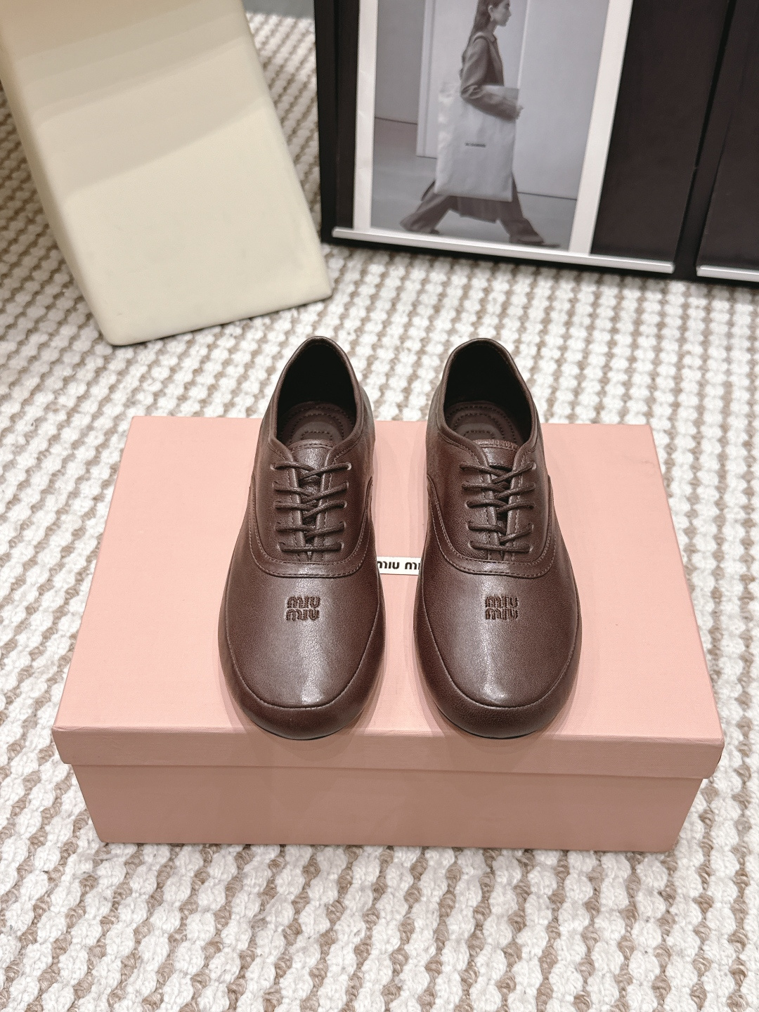 NO:788769,Purchasing agent level 26ss new spring and summer MIUMIU round-toe ballet shoes, college style retro strappy flat-soled super soft casual shoes, Miu Miu ballet shoes are fashionable and outrageous!  These ballet shoes are truly amazing!  The feminine temperament of Miu Miu is perfectly combined in these ballet flats. The shoes are equipped with elastic laces and embroidery of the same color, which combines elegance and daily practicality. They are extremely soft and comfortable on the feet, so you can walk all day without wearing them. The retro straps + small bows are gentle and noble. The brown tones are retro and the black tones are cool and cool, and you can wear them with your eyes closed. They look good with socks or bare feet, and they add a sense of atmosphere, comfort and fashion. Whoever wears them looks better!  Start now to make spring fashion in advance ~ Sheepskin upper, sheepskin lining, molded rubber outsole Size 35-39 (40.41 custom-made, non-refundable), casual shoes/sports shoes, miumiu, flats, sneakers, sheepskin, socks19860909代购级 26ss春夏新款MIUMIU 缪缪 圆头芭蕾舞鞋学院风复古绑带平底超软休闲单鞋 Miu Miu芭蕾鞋时髦又暴走！这双芭蕾鞋真的封神了！ Miu Miu柔美气质在这些芭蕾平底鞋中完美结合,鞋履配有弹性鞋带和同色刺绣,兼具高雅与日常实用性. 上脚巨软巨舒服,暴走一天都不磨脚.复古绑带+小蝴蝶结,温柔又显贵.棕调复古、黑调酷飒,闭眼入都不亏.配袜子/光脚都好看,氛围感拉满,舒适度和时髦感直接拉满,谁穿谁好看！现在入手提前做春日时髦精～ 鞋面羊皮 内里垫脚羊皮 鞋底开模橡胶大底 Size35-39（40.41定做不退换）,休闲鞋/运动鞋,miumiu,flats,sneakers,sheepskin,socks,Women's Shoes