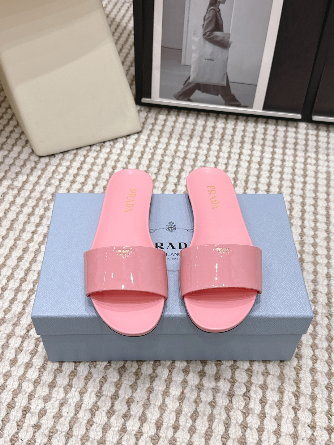 NO:788494,Purchasing agent level PRA*D Pra*da 26ss new style flat slippers PRADA spring and summer T stage catwalk show Internet celebrity's same style 'Dream Never Sleeps', Prada can use it on important occasions, the fresh style has a bit of nobility, it is perfect on the feet, wear it with these shoes, elegant and crystal clear  Regardless of the materials of various accessories, they are all customized one-to-one and must be zero-distance from the original version. The entire series is full of exciting and unexpected combinations of elements. The performance of different materials and textures of fabrics has a strong artistic flavor, allowing you to appreciate the ever-changing styles of Prada girls... Size 35-39 (40. Customization is non-refundable), slippers, prada, prada, slippers19860909代购级 PRA*D普拉*达26ss新款 平底 一字拖鞋 PRADA春夏T台走秀网红同款＂造梦不夜城＂,Prada能在重要场合上用得上了,小清新风带点贵气的感觉,上脚非常完美,穿搭配上此鞋,优雅大方,晶莹剔透 无论各种配件材质,都是独家一比一定制,必做到原版零距离,整个系列都充满了令人兴奋和意外的元素结合,不同的材质,肌理的面料的表现,具有极浓的艺术气息,让你领略Prada女孩的百变风格…… Size 35-39(40.定制不退换）,拖鞋,prada,prada,slippers,Women's Shoes