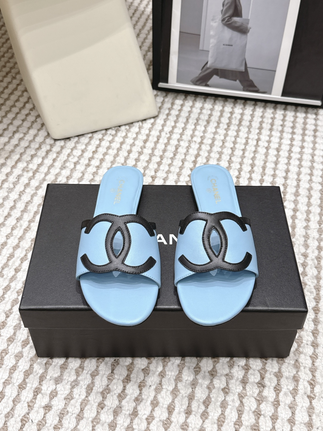 NO:788497,Purchasing agent Chanel Xiaoxiang 26ss spring and summer new holiday sheepskin lazy slippers A new design of Xiaoxiang The upper is matched with double C Logo. It is simple and versatile and looks super beautiful no matter how you look at it. The upper is made of imported sheepskin, the lining is sheepskin, and the outsole is Italian genuine leather. Size#35-39 (40 orders are not returned or exchanged), slippers, chanel, slippers, sheepskin, Leather soles19860909代购级 Chanel 小香 26ss 春夏新品度假 羊皮 懒人拖 小香的一款全新设计 鞋面搭配双C Logo 简约百搭上脚超级美的 怎么看都超美 鞋面采用进口羊皮 内里垫脚羊皮 大底意大利真皮大底 Size#35-39（40订做不退换）,拖鞋,chanel,slippers,sheepskin,Leather soles,Women's Shoes