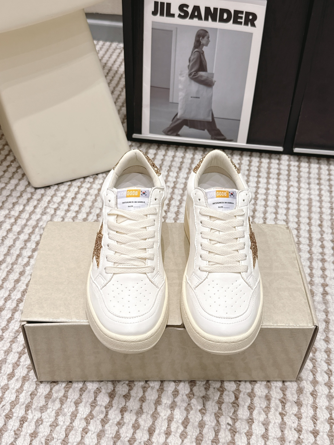 NO:788765,Purchasing agent grade GGDB Golden Goose star sneakers, thick sole sneakers and casual shoes, continue the brand's iconic style of old dirty shoes, combined with the low-top shape of retro sneakers, the shoe shape is simple and neat; the classic star logo on the side is the core of brand recognition, and the thick shoelace design of outdoor style adds a sense of hierarchy.  The soft milk tea and off-white colors are chosen, and the low-saturation color matching is more versatile; the shoelaces are made of outdoor rope with a coarse texture, and the simple logos on the tongue and upper continue the brand's minimalist and retro tone. At the same time, the wrapping design of the shoe improves the wearing comfort. Size35-40 (40 size customization is non-refundable), casual shoes/sports shoes, sneakers19860909代购级 GGDB Golden Goose 星星运动鞋 厚底 板鞋休闲鞋 延续品牌标志性的做旧脏脏鞋风格,结合复古板鞋的低帮造型,鞋型简约利落；侧边经典的星星标识是品牌辨识度核心,同时融入户外风的粗鞋带设计,增添层次感. 选用柔和的奶茶色、米白色系,低饱和度配色更显百搭；鞋带采用粗织纹理的户外风绳带,鞋舌与鞋帮处的简约标识,延续品牌极简又复古的调性,同时鞋型的包裹性设计提升了穿着舒适度. Size35-40（40码定制不退换）,休闲鞋/运动鞋,sneakers,Women's Shoes
