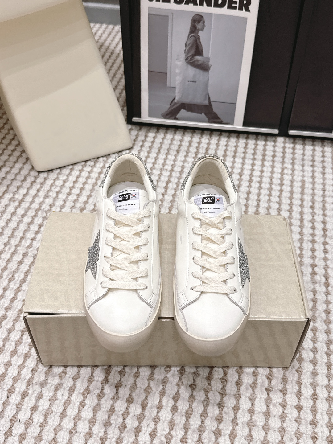 NO:788767,Purchasing-grade GGDB Golden Goose star sneakers, casual shoes, continue the brand's iconic style of old dirty shoes, combined with the low-top shape of retro sneakers, the shoe shape is simple and neat; the classic star logo on the side is the core of brand recognition, and the thick shoelace design of outdoor style adds a sense of hierarchy.  The soft milk tea and off-white colors are chosen, and the low-saturation color matching is more versatile; the shoelaces are made of outdoor rope with a coarse texture, and the simple logos on the tongue and upper continue the brand's minimalist and retro tone. At the same time, the wrapping design of the shoe improves the wearing comfort. Size35-40 (40 size customization is non-refundable), casual shoes/sports shoes, sneakers19860909代购级 GGDB Golden Goose 星星运动鞋板鞋休闲鞋 延续品牌标志性的做旧脏脏鞋风格,结合复古板鞋的低帮造型,鞋型简约利落；侧边经典的星星标识是品牌辨识度核心,同时融入户外风的粗鞋带设计,增添层次感. 选用柔和的奶茶色、米白色系,低饱和度配色更显百搭；鞋带采用粗织纹理的户外风绳带,鞋舌与鞋帮处的简约标识,延续品牌极简又复古的调性,同时鞋型的包裹性设计提升了穿着舒适度. Size35-40（40码定制不退换）,休闲鞋/运动鞋,sneakers,Women's Shoes