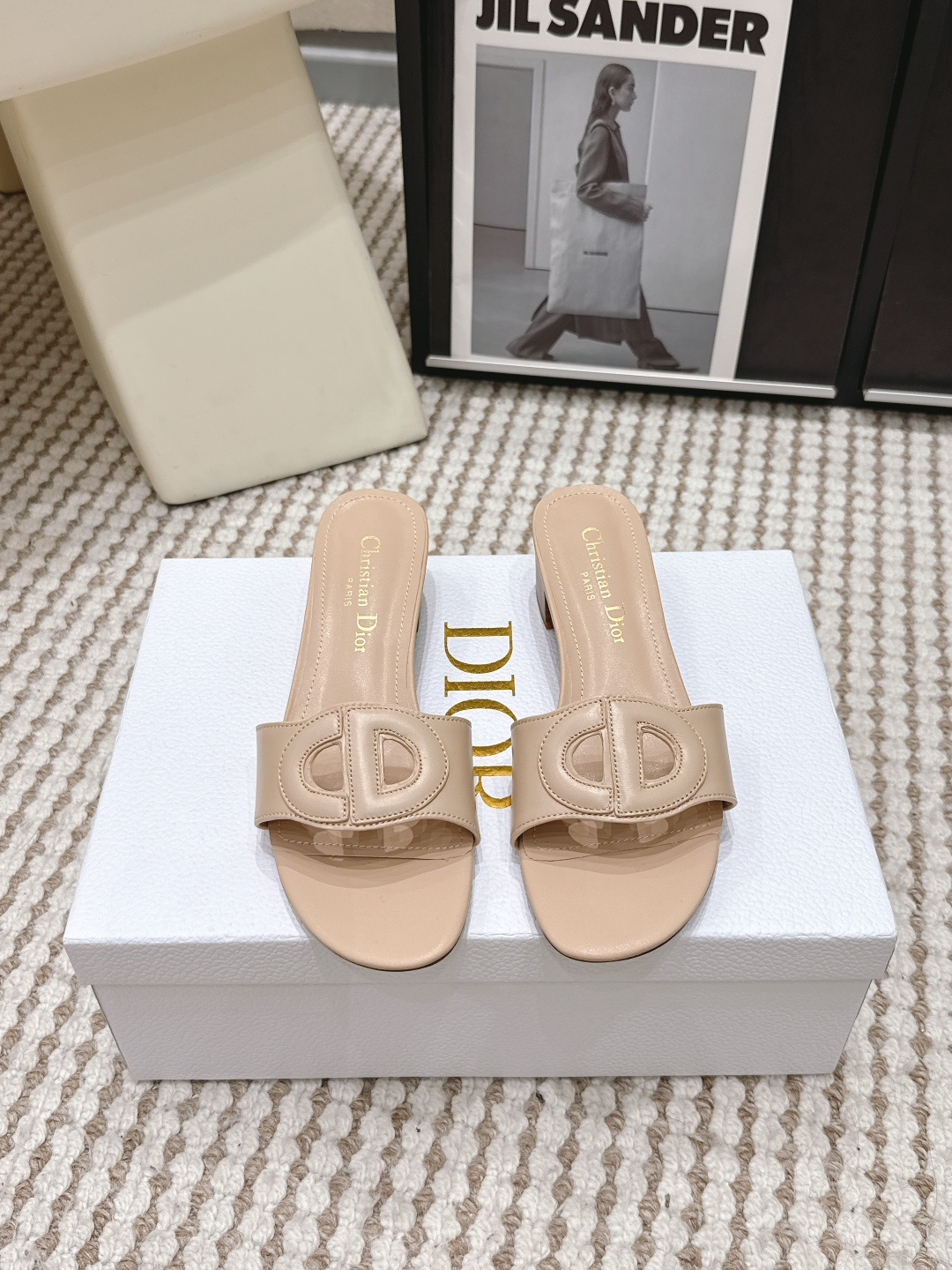 NO:788505,Purchasing agent level 281 thick heel Dior Dior 26s Oblique letter slippers series flat thick heel women's shoes Dior Oblique series sandals, using the iconic Oblique pattern, high brand recognition. Made of cowhide leather, soft and comfortable, suitable for daily wear. The flat flip flop design is simple and elegant. It is elegant and casual when worn with skirts or casual pants in summer ~ Whether commuting or vacationing, it can easily enhance the style, fashionable and versatile!  Heel height, flat bottom, 4.5cm, Size 35-39 (40.41, custom made, non-refundable), slippers, dior, dior, slippers, skirts, cowhide19860909代购级281 粗跟 Dior迪奥 26s Oblique字母拖鞋系列 平底粗跟女鞋 Dior Oblique系列凉拖,采用标志性Oblique图案,品牌辨识度超高 牛皮材质,柔软舒适,适合日常外穿.平底一字拖设计,简约大方,夏天搭裙装或休闲裤都很优雅随性～无论通勤还是度假,轻松提升造型感,时髦又百搭！ 跟高 平底 4.5cm Size 35-39（40.41定做不退换）,拖鞋,dior,dior,slippers,skirts,cowhide,Women's Shoes