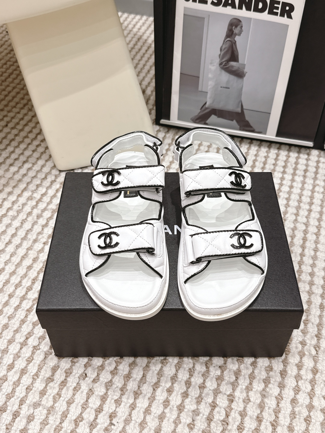 NO:788980,Purchasing agent Chanel Chanel 26s color matching thick-soled Velcro slippers sandals Chanel new Velcro slippers, white rhombus leather + double C Logo, simple and super recognizable!  The Velcro design makes it easy to put on and take off. It is versatile for daily outings or vacations. It can be worn with skirts or casual pants in summer. It is full of light luxury and fashion!  Size 35-39 (40.41.42 customization is not returnable), sandals, chanel, chanel, sandals, slippers, skirts19860909代购级 Chanel香奈儿 26s拼色 厚底 魔术贴拖鞋 凉鞋 chanel香奈儿新款魔术贴凉拖,白色菱格纹皮革+双C Logo,简约又超有辨识度！ 魔术贴设计,穿脱方便,日常出街或度假都很百搭～夏天搭裙装或休闲裤都OK～轻奢时尚感满满！ Size 35-39（40.41.42定做不退换）,凉鞋,chanel,chanel,sandals,slippers,skirts,Women's Shoes